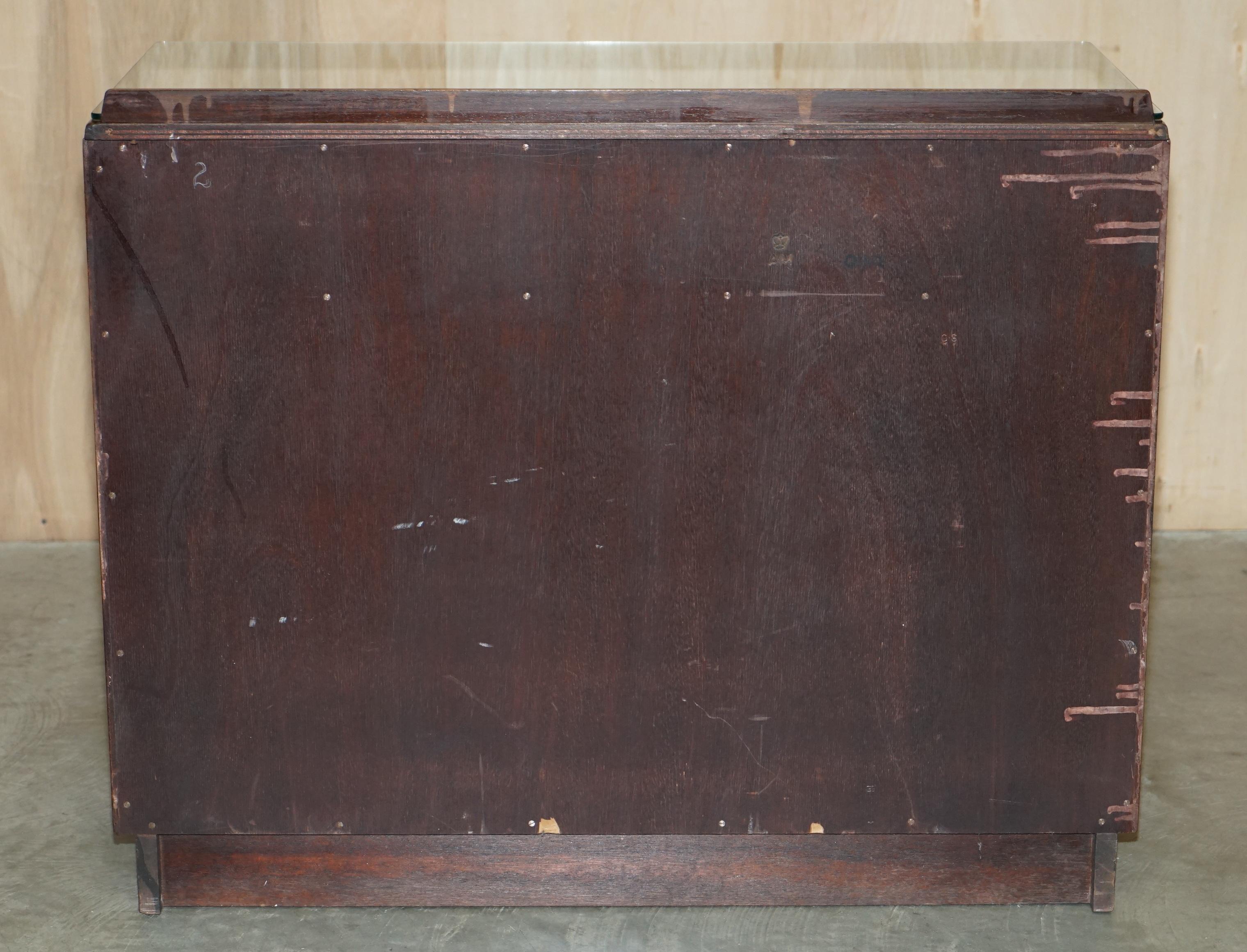 Coffres à tiroirs en chêne anglais de style mi-siècle moderne Alfred COX, vers 1952 en vente 8