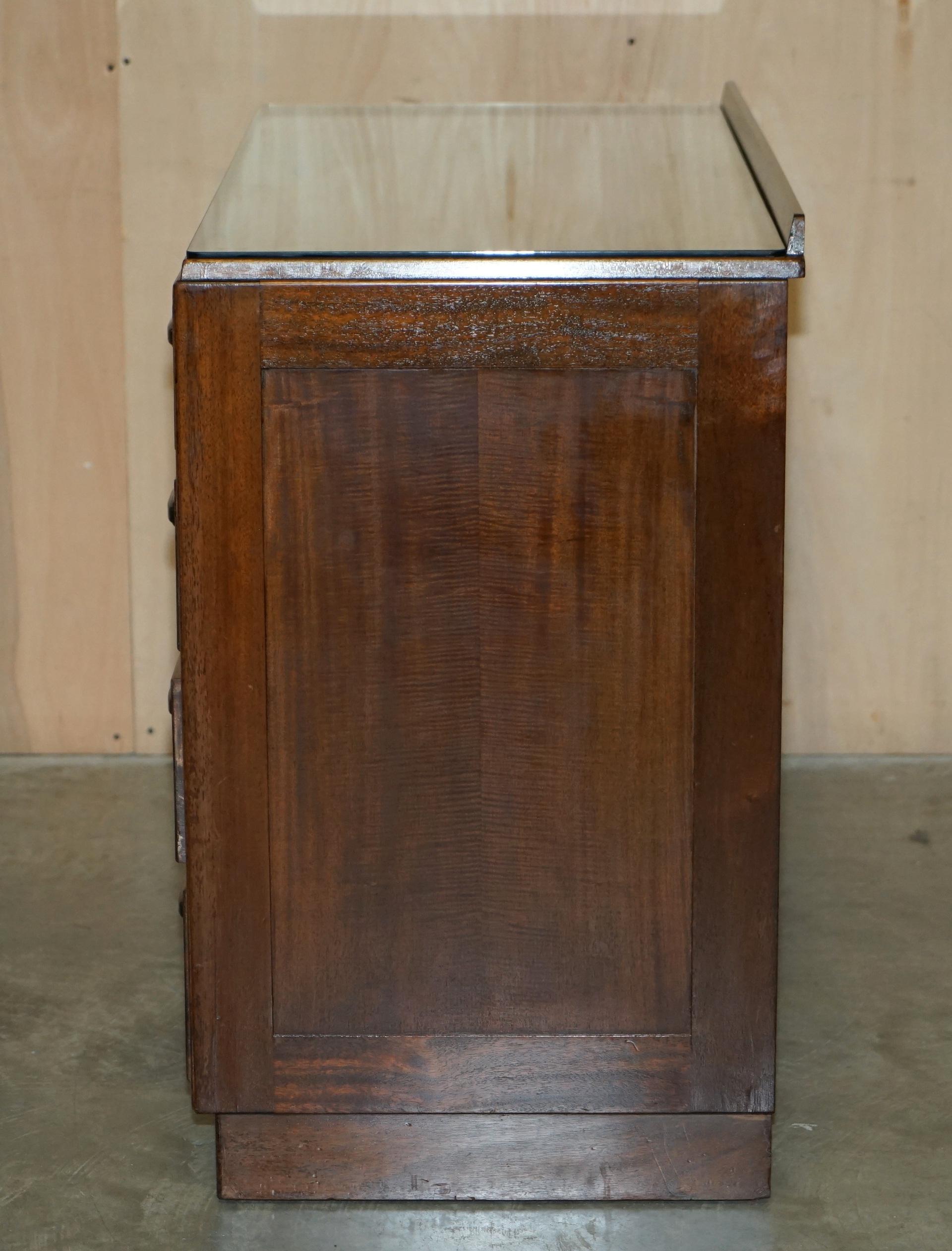 Coffres à tiroirs en chêne anglais de style mi-siècle moderne Alfred COX, vers 1952 en vente 9