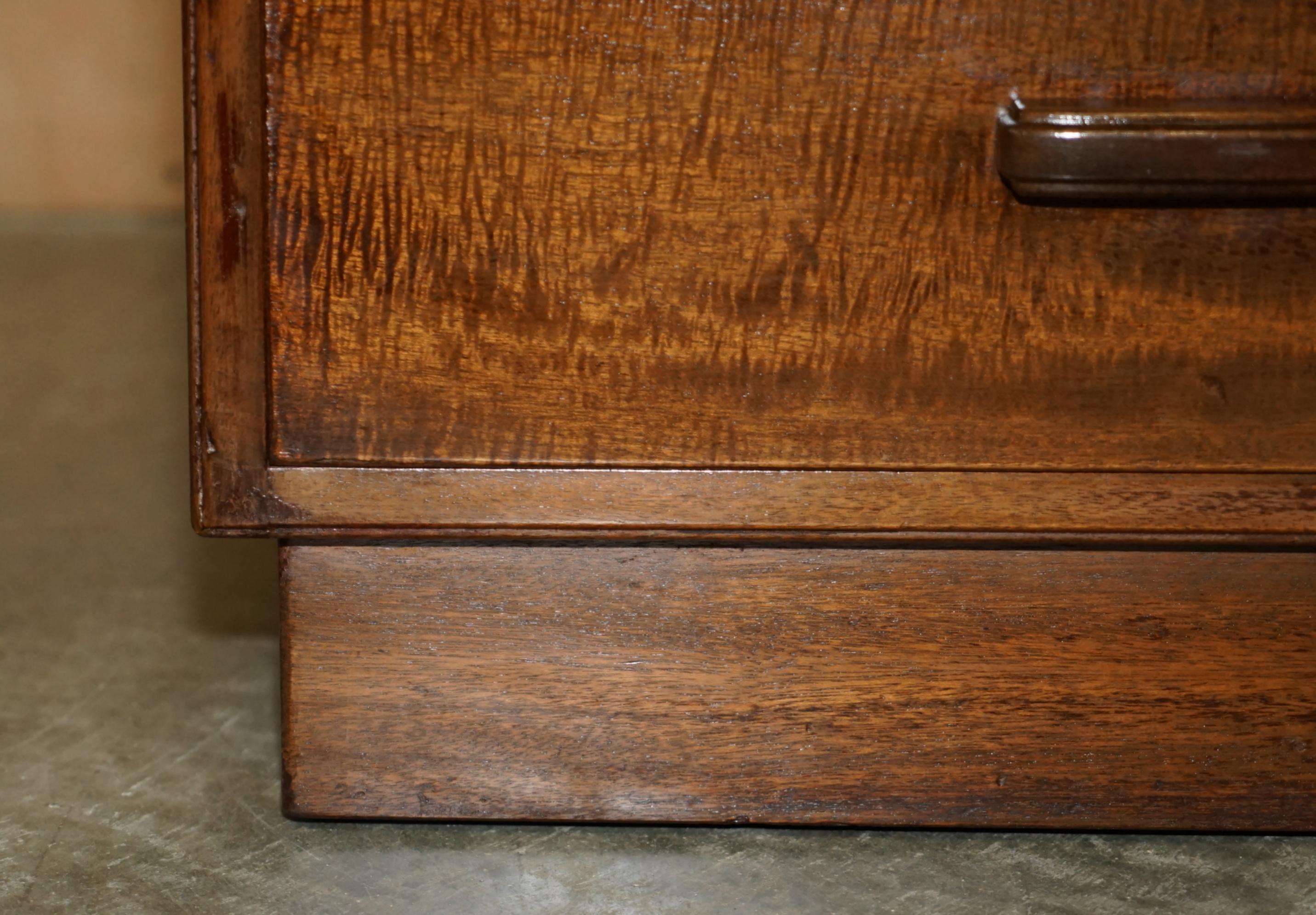 Fait main Coffres à tiroirs en chêne anglais de style mi-siècle moderne Alfred COX, vers 1952 en vente