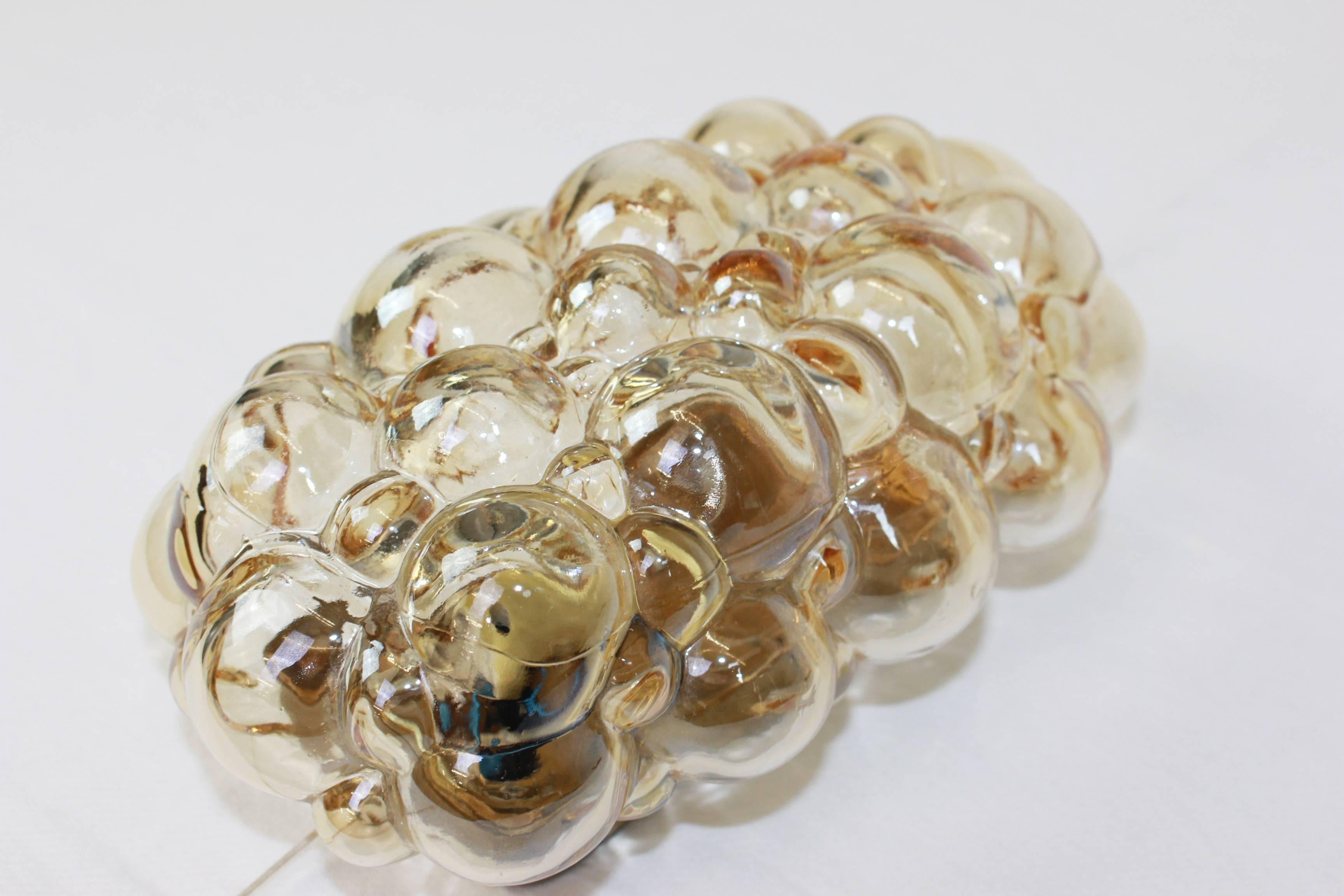 1 de 2 appliques en verre bullé ambré de Helena Tynell, Allemagne.


De haute qualité et en très bon état. Nettoyé, bien câblé et prêt à être utilisé. 

Chaque applique nécessite 1 ampoule standard E14 de 60W max. 
Les ampoules ne sont pas incluses.