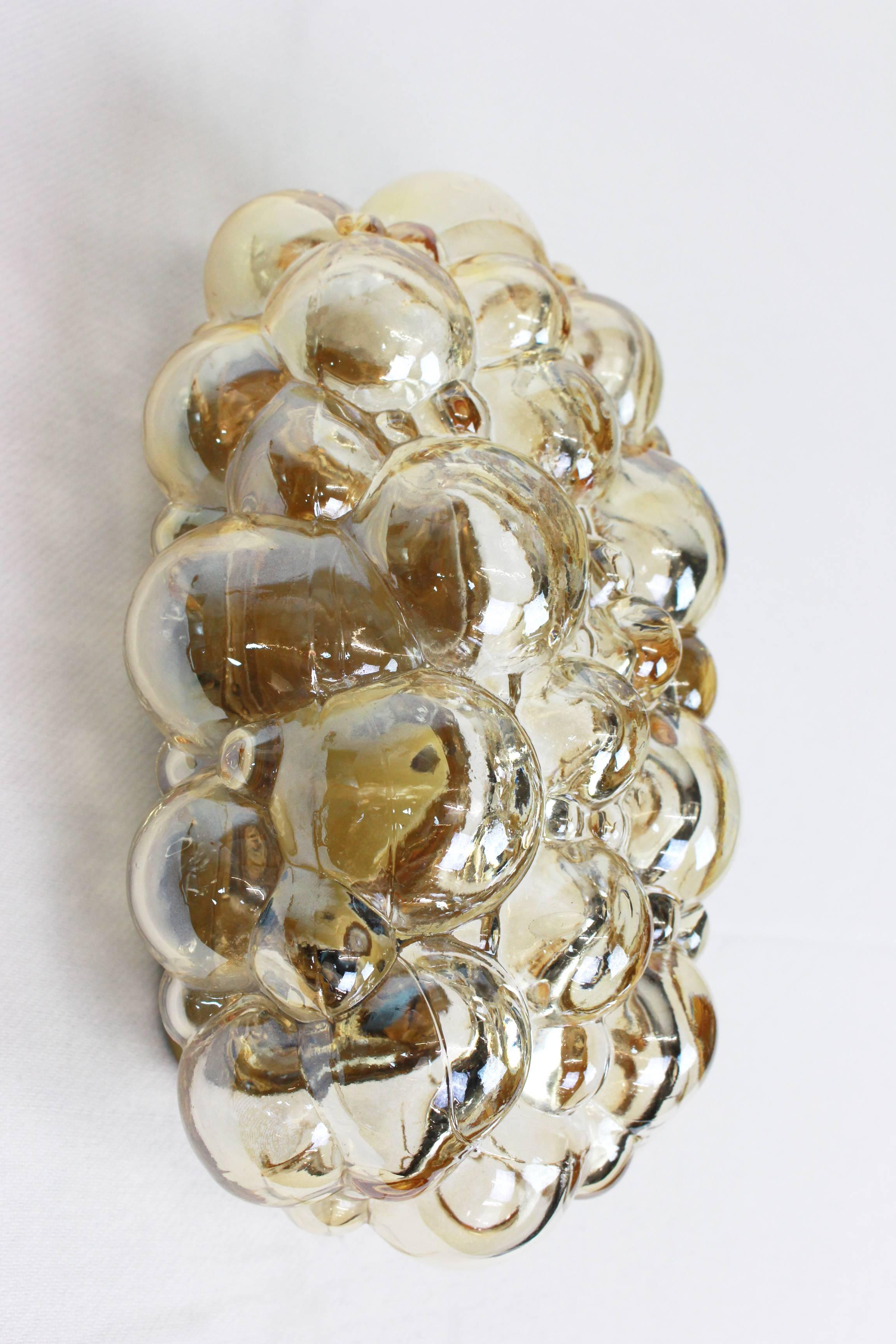 Mid-Century Modern 1 des 2 appliques en verre bullé ambré d'Helena Tynell, Limburg, Allemagne