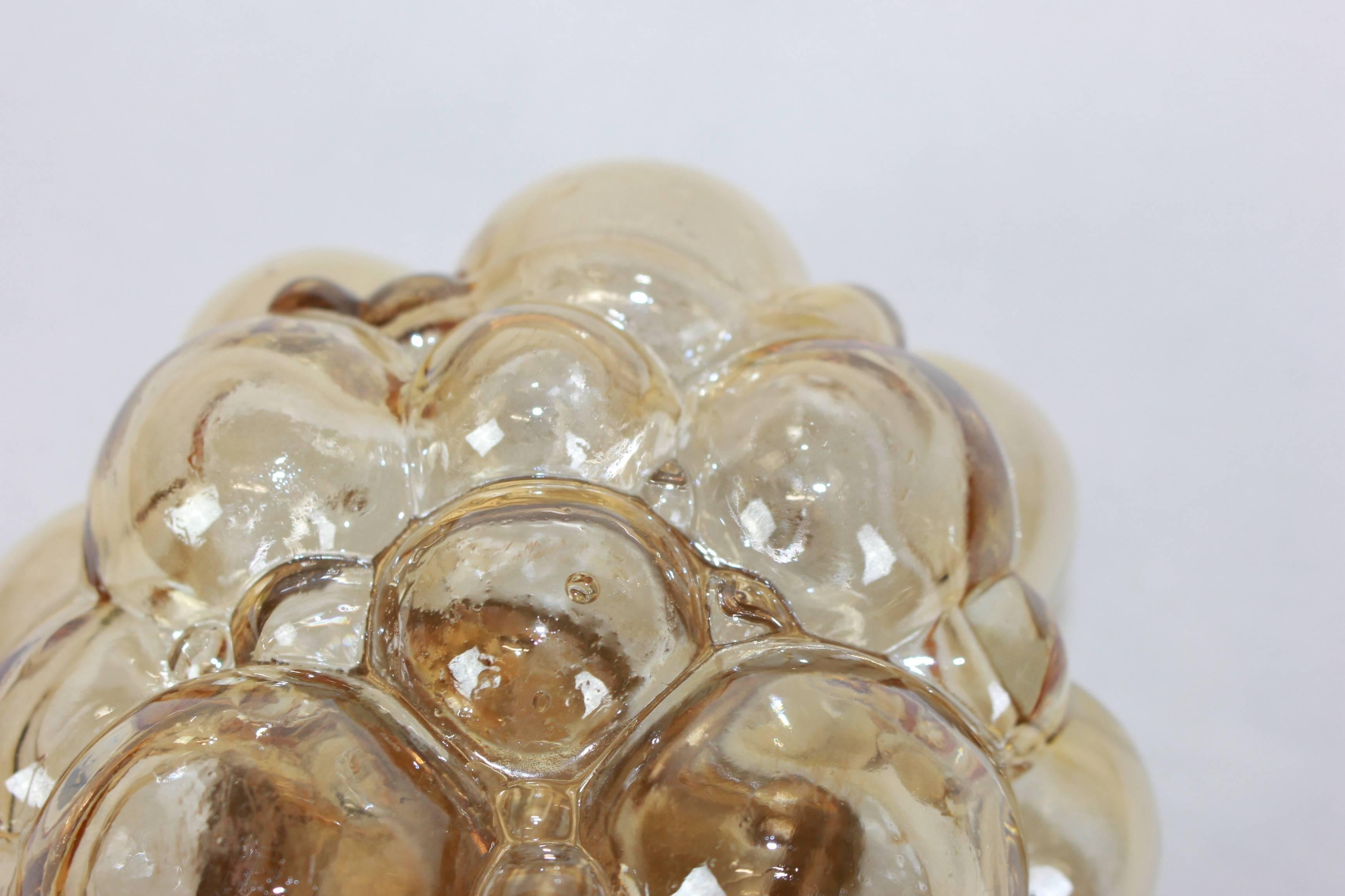 Allemand 1 des 2 appliques en verre bullé ambré d'Helena Tynell, Limburg, Allemagne