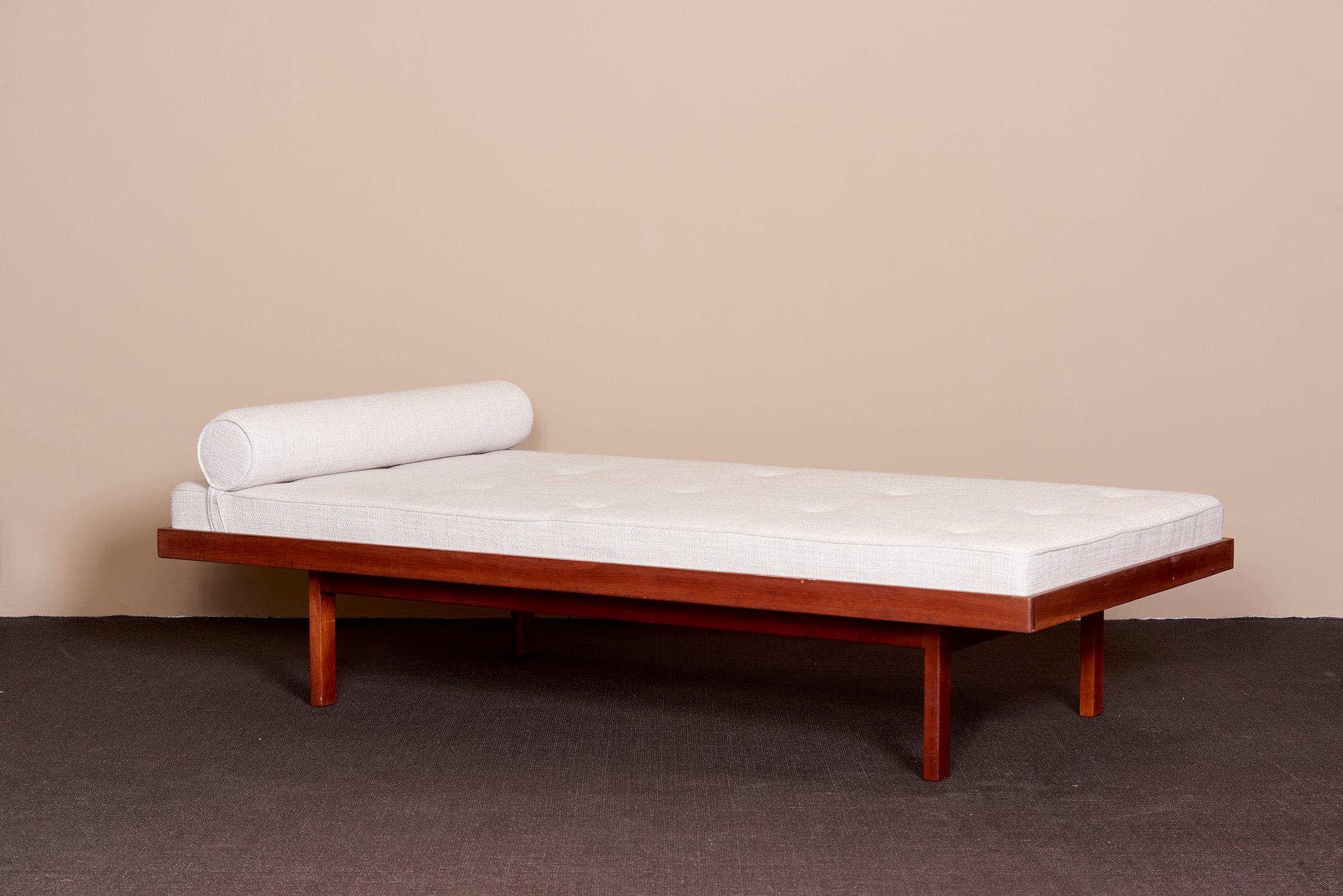 1 of 2 American Studio Walnut Frame Daybeds in Mark Alexander Fabric, US 1960s In Good Condition For Sale In Berlin, DE