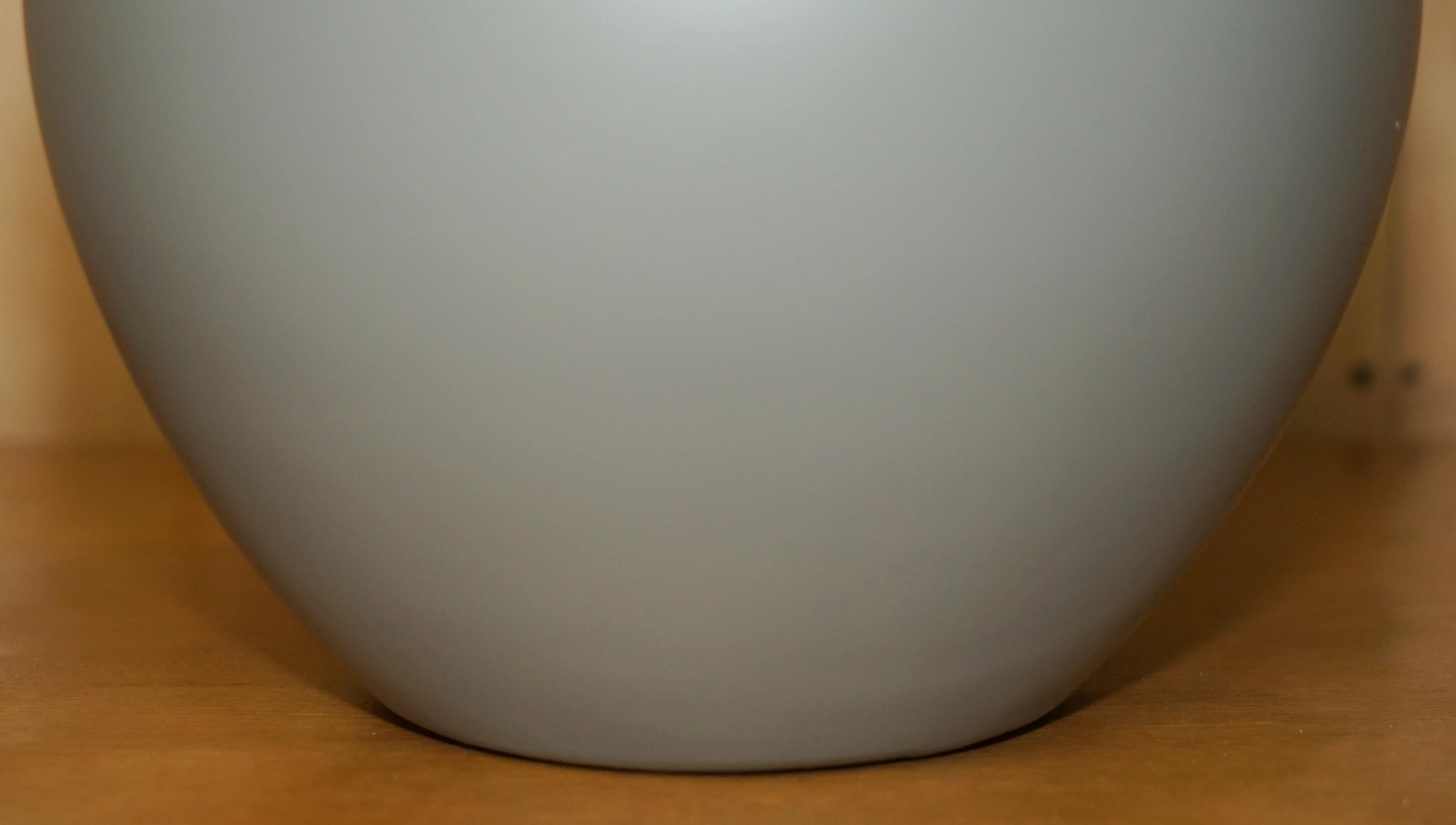 1 OF 2 BRAND NEW IN THE BOX RALPH LAUREN CERAMIC GREY VASE SHAPE TABLE LAMPs For Sale 2