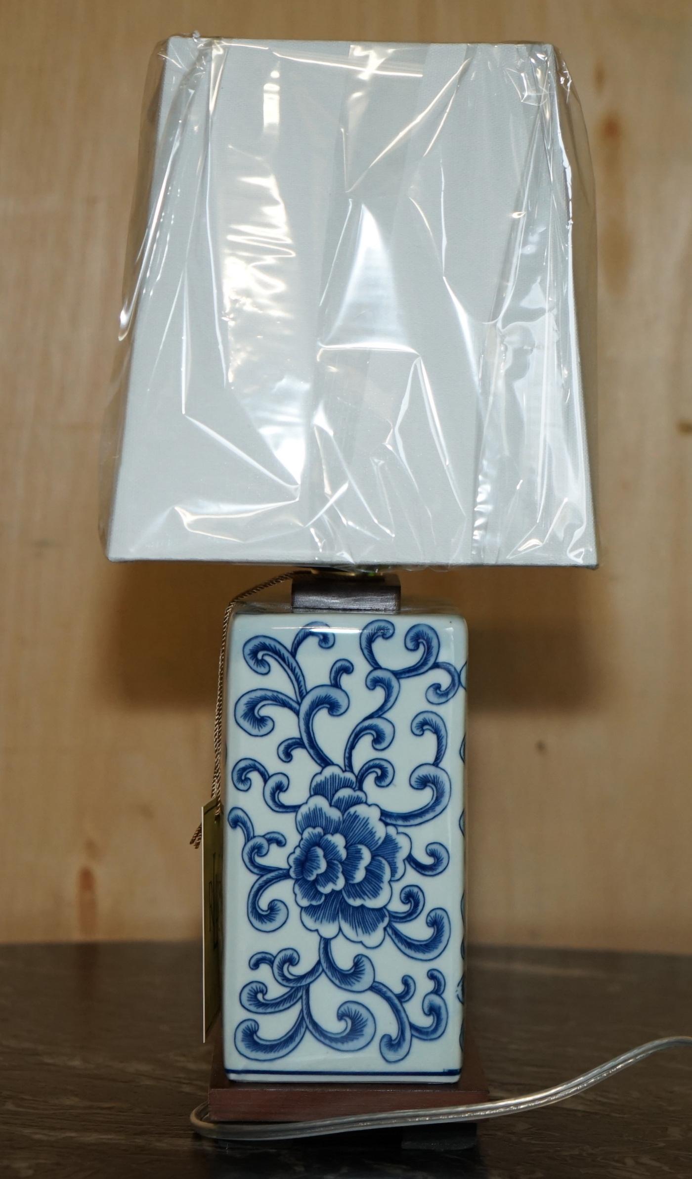 1 DE 2 LÁMPARAS DE MESA DE PORCELANA COBALT FLORAL RALPH LAUREN NUEVAS EN LA CAJA en venta 3