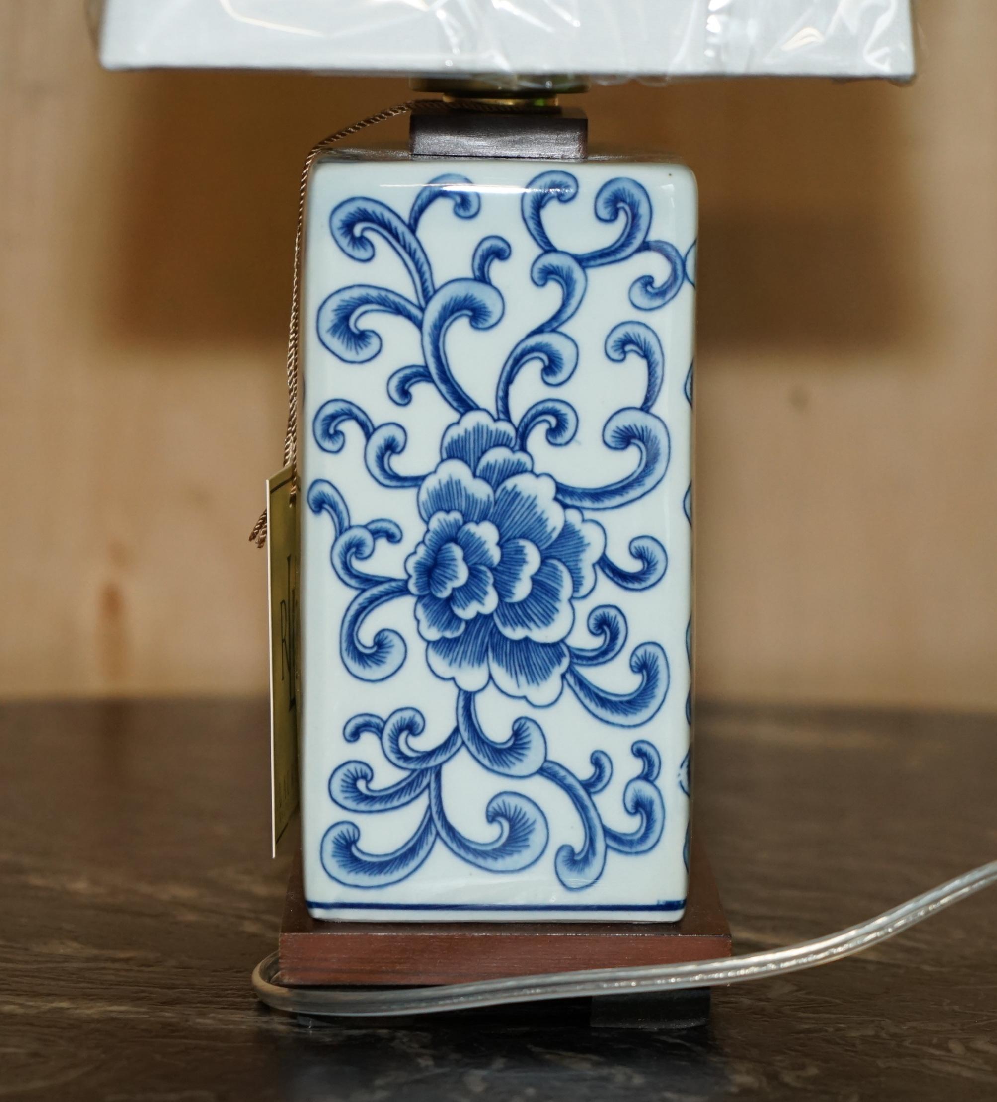 1 DE 2 LÁMPARAS DE MESA DE PORCELANA COBALT FLORAL RALPH LAUREN NUEVAS EN LA CAJA en venta 4