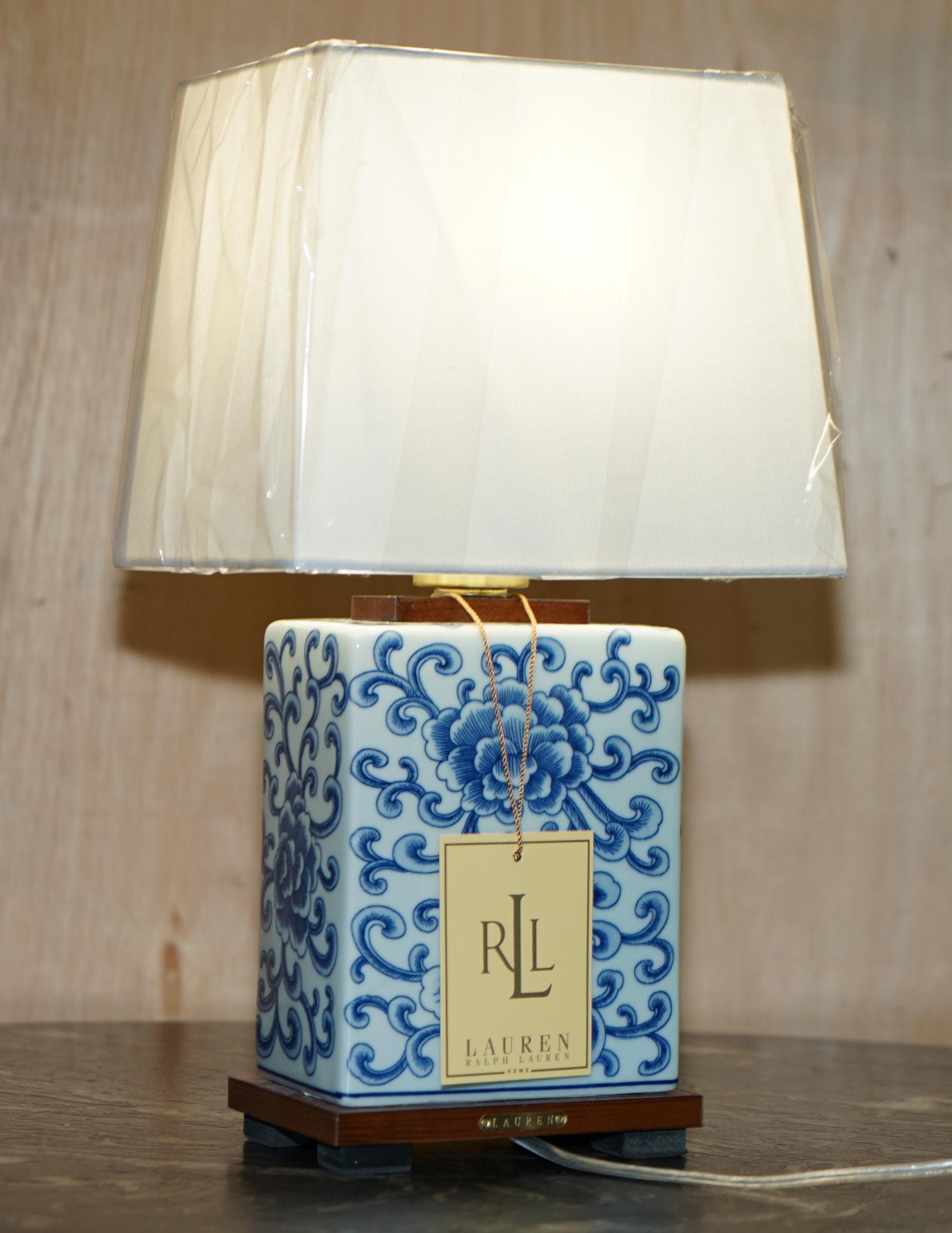 Antigüedades de la Casa Real

Royal House Antiques se complace en ofrecer a la venta 1 de 2 lámparas de mesa de porcelana azul cobalto de Ralph Lauren absolutamente impresionantes, nuevas en su caja con las etiquetas originales, que representan