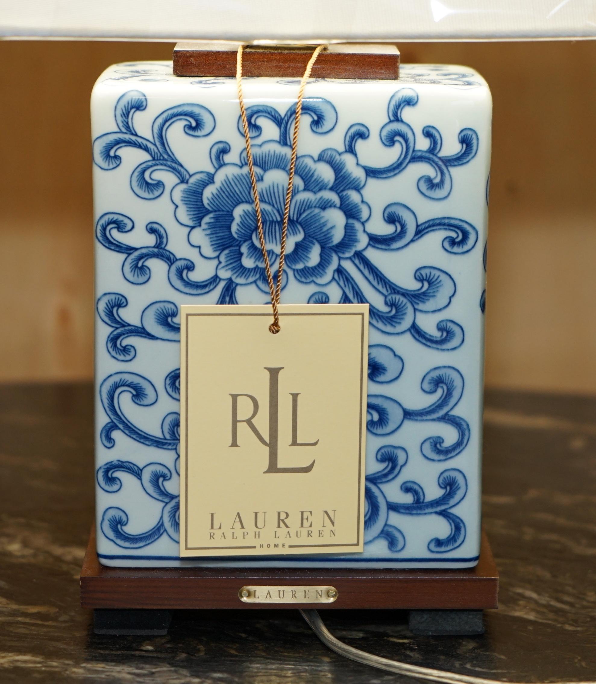 1 DE 2 LÁMPARAS DE MESA DE PORCELANA COBALT FLORAL RALPH LAUREN NUEVAS EN LA CAJA en Excelente estado para la venta en West Sussex, Pulborough