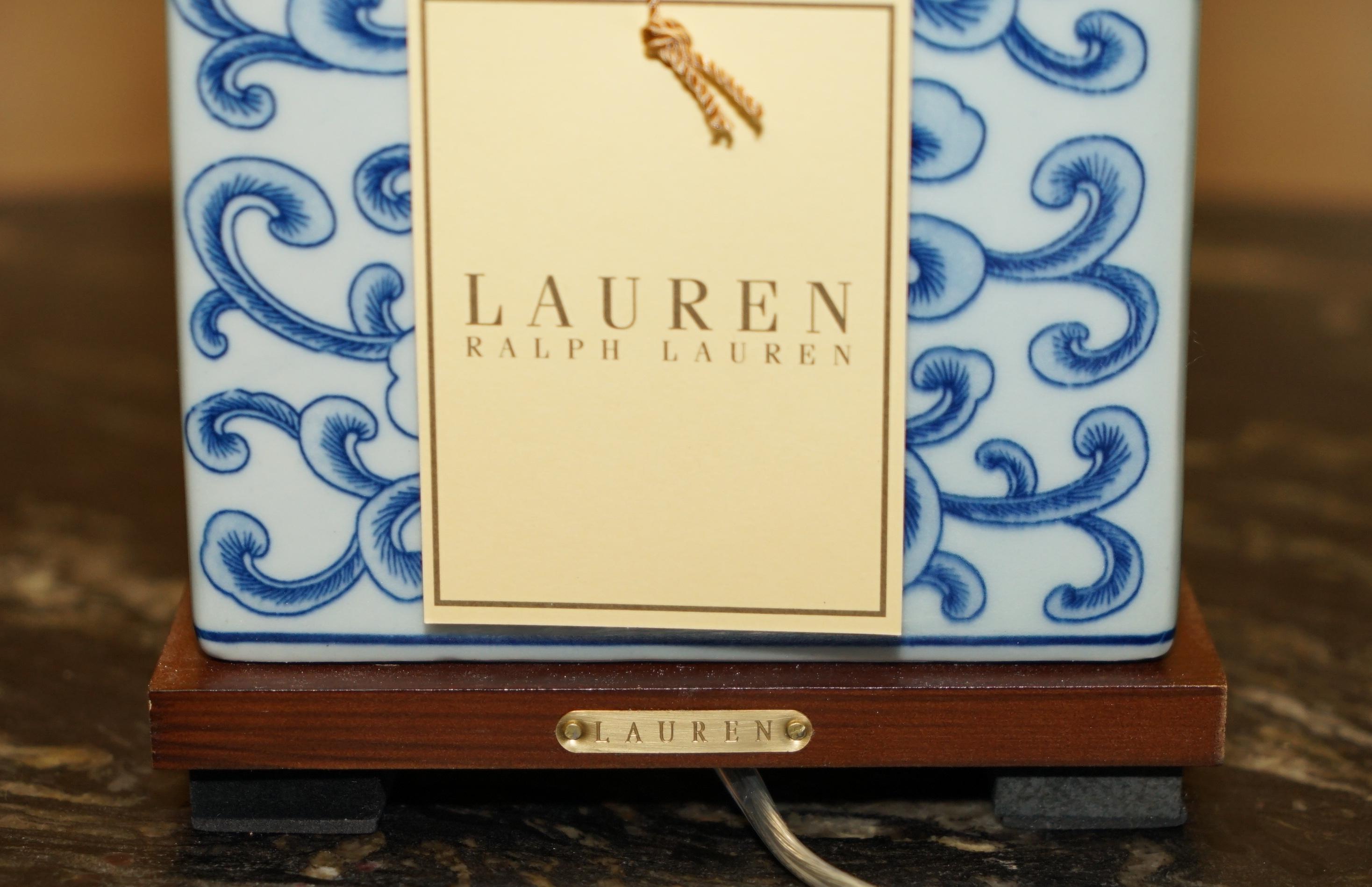 1 DE 2 LÁMPARAS DE MESA DE PORCELANA COBALT FLORAL RALPH LAUREN NUEVAS EN LA CAJA siglo XX en venta