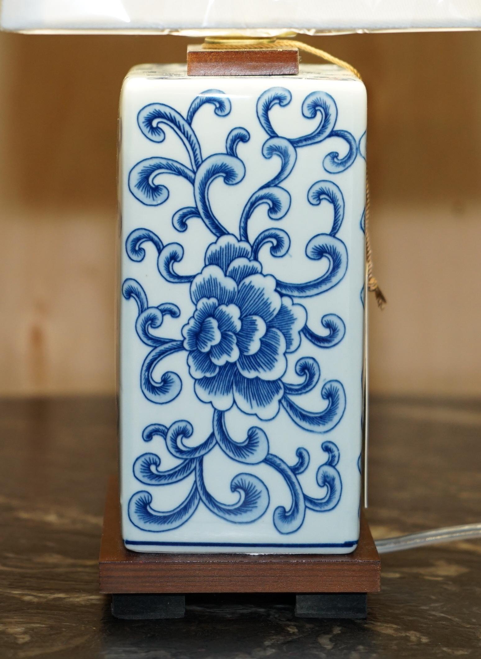 1 DE 2 LÁMPARAS DE MESA DE PORCELANA COBALT FLORAL RALPH LAUREN NUEVAS EN LA CAJA en venta 1