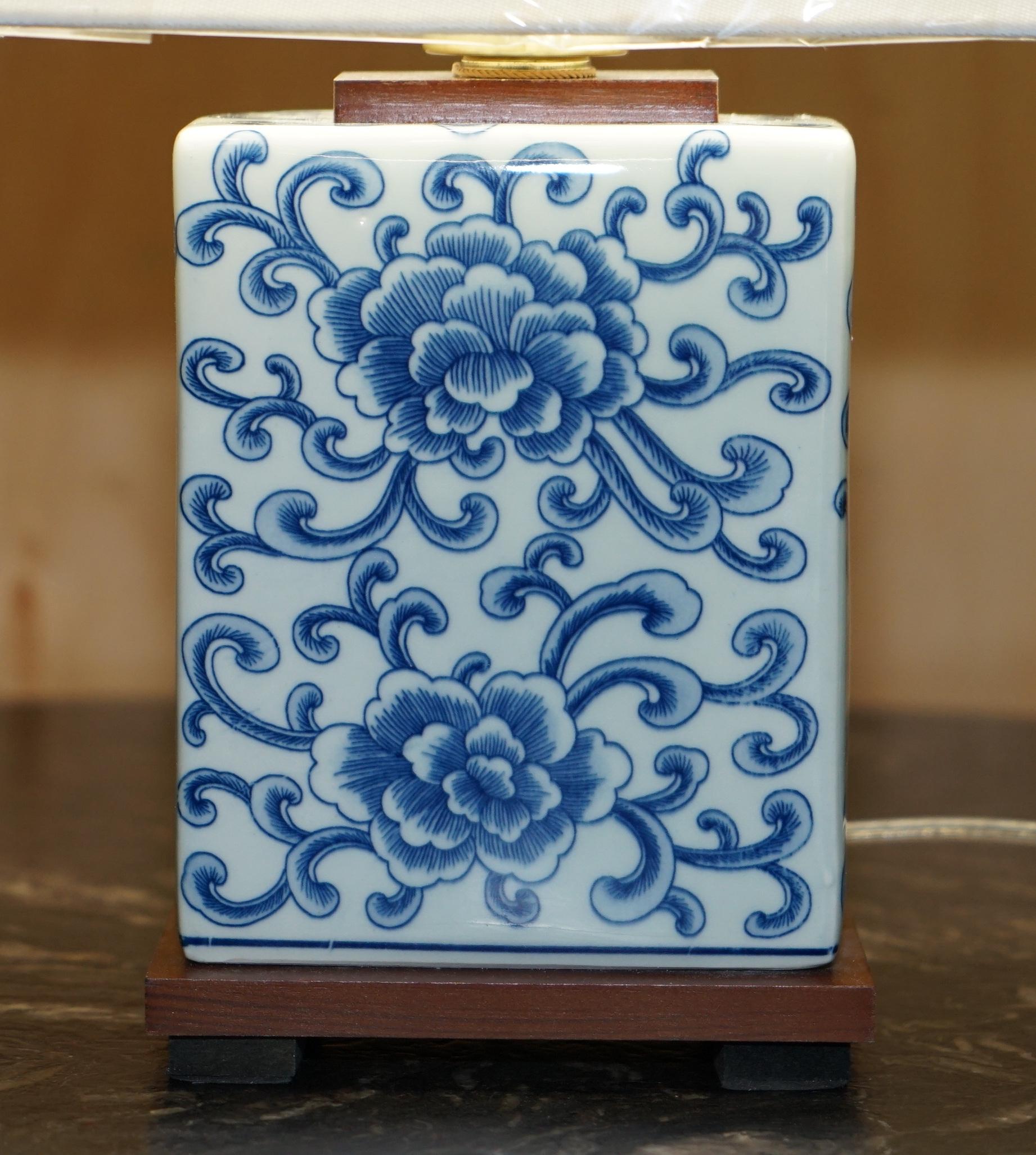 1 DE 2 LÁMPARAS DE MESA DE PORCELANA COBALT FLORAL RALPH LAUREN NUEVAS EN LA CAJA en venta 2