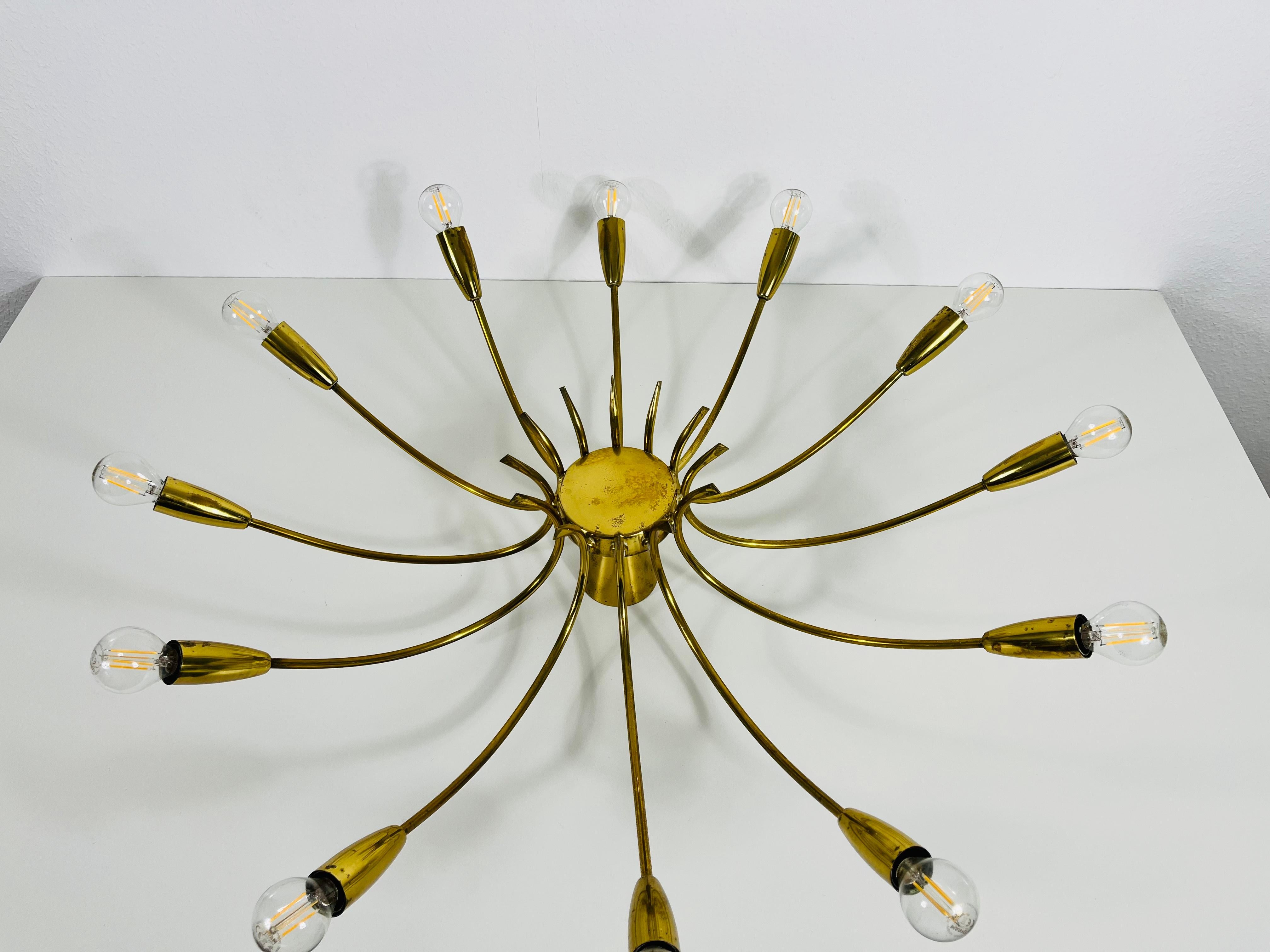 1 von 2, 12-armiger Sputnik-Kronleuchter aus Messing, Arredoluce zugeschrieben, 1950er Jahre (Moderne der Mitte des Jahrhunderts) im Angebot