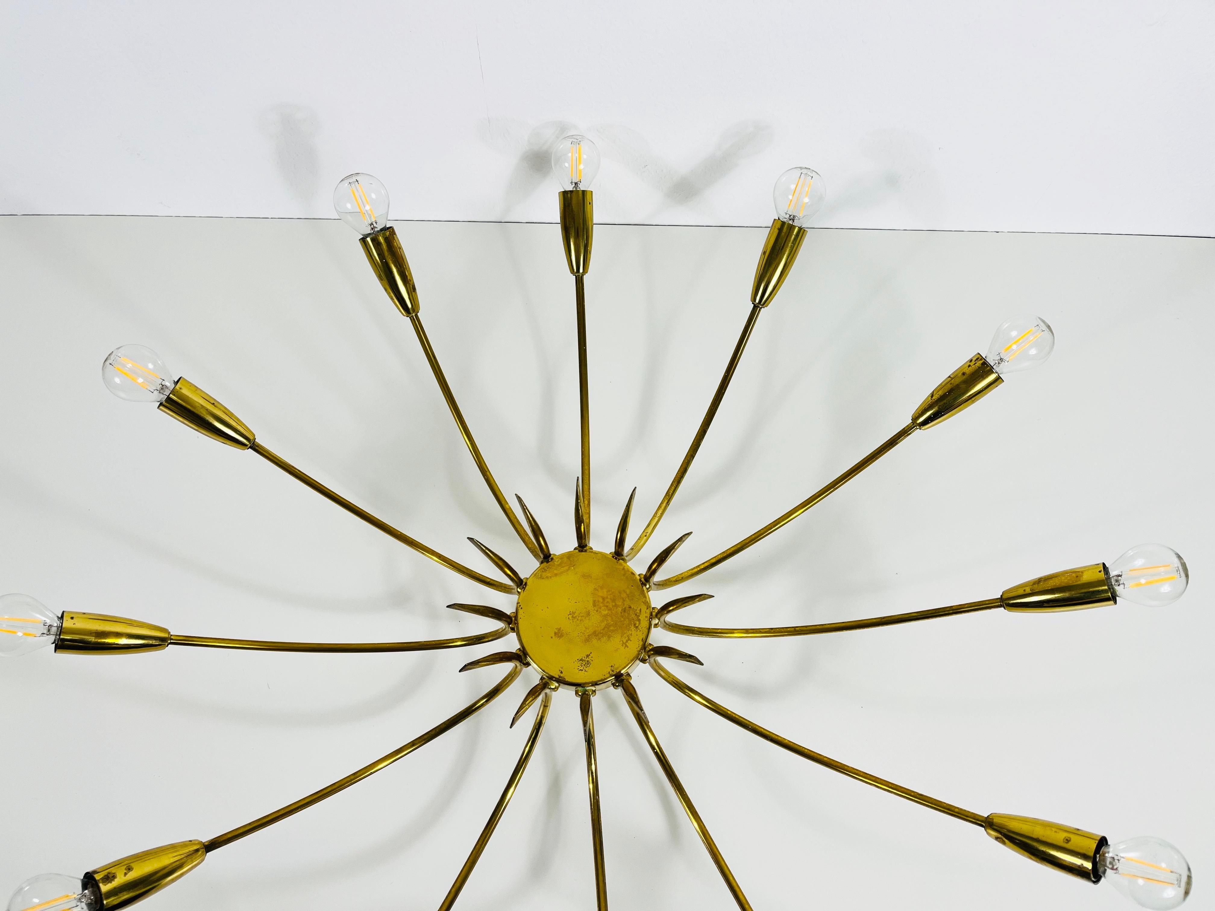 1 von 2, 12-armiger Sputnik-Kronleuchter aus Messing, Arredoluce zugeschrieben, 1950er Jahre im Zustand „Gut“ im Angebot in Hagenbach, DE