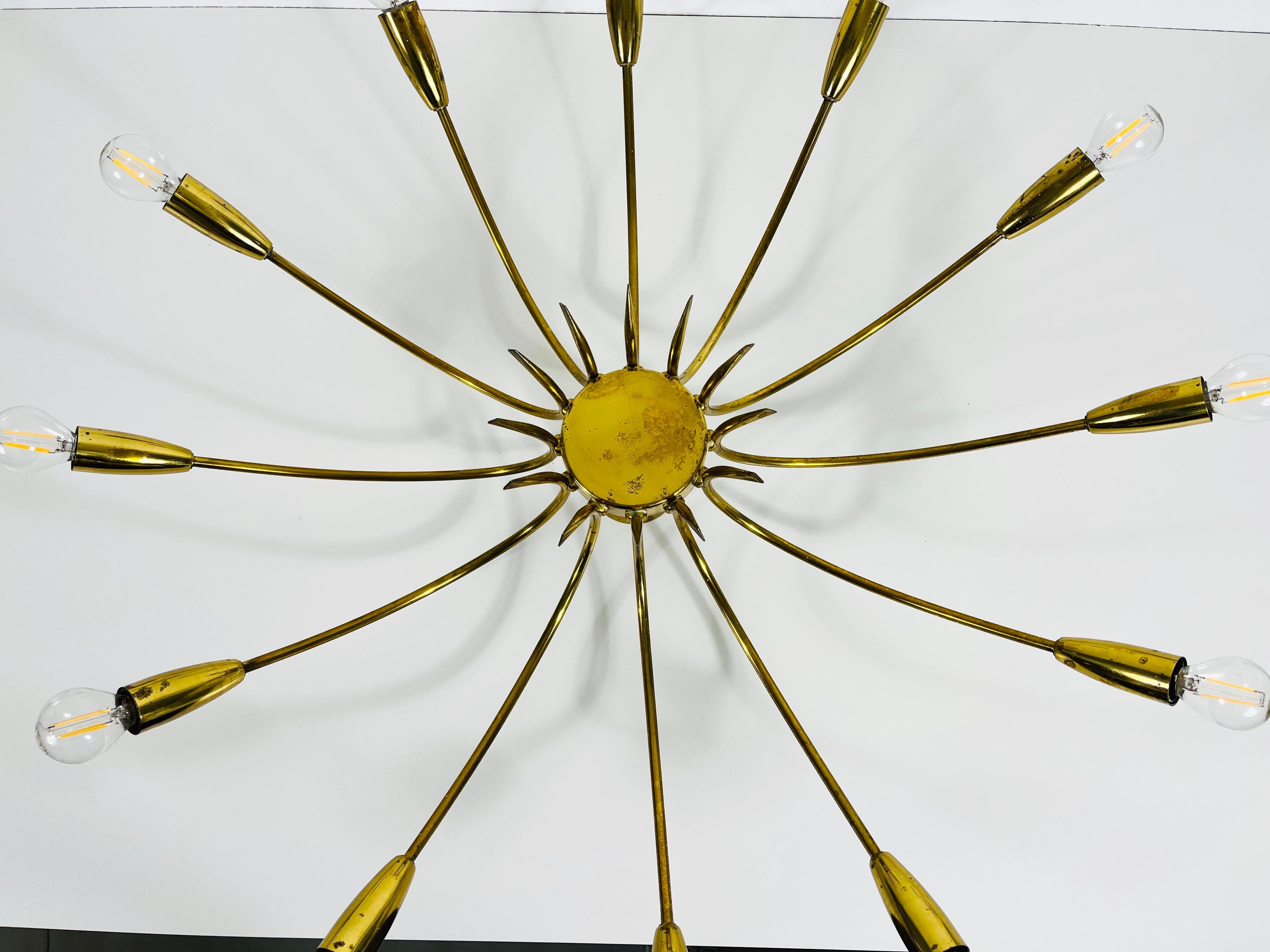 1 von 2, 12-armiger Sputnik-Kronleuchter aus Messing, Arredoluce zugeschrieben, 1950er Jahre (Mitte des 20. Jahrhunderts) im Angebot