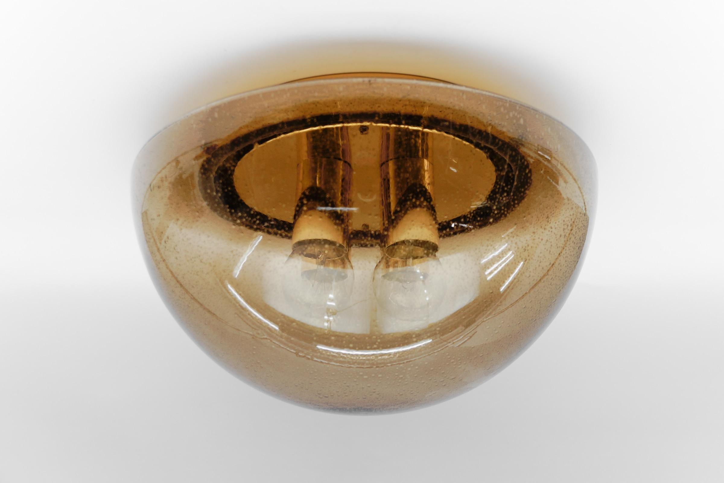 Allemand 1. de 2 plafonniers en laiton et verre fumé de Limburg, Allemagne, années 1960 en vente