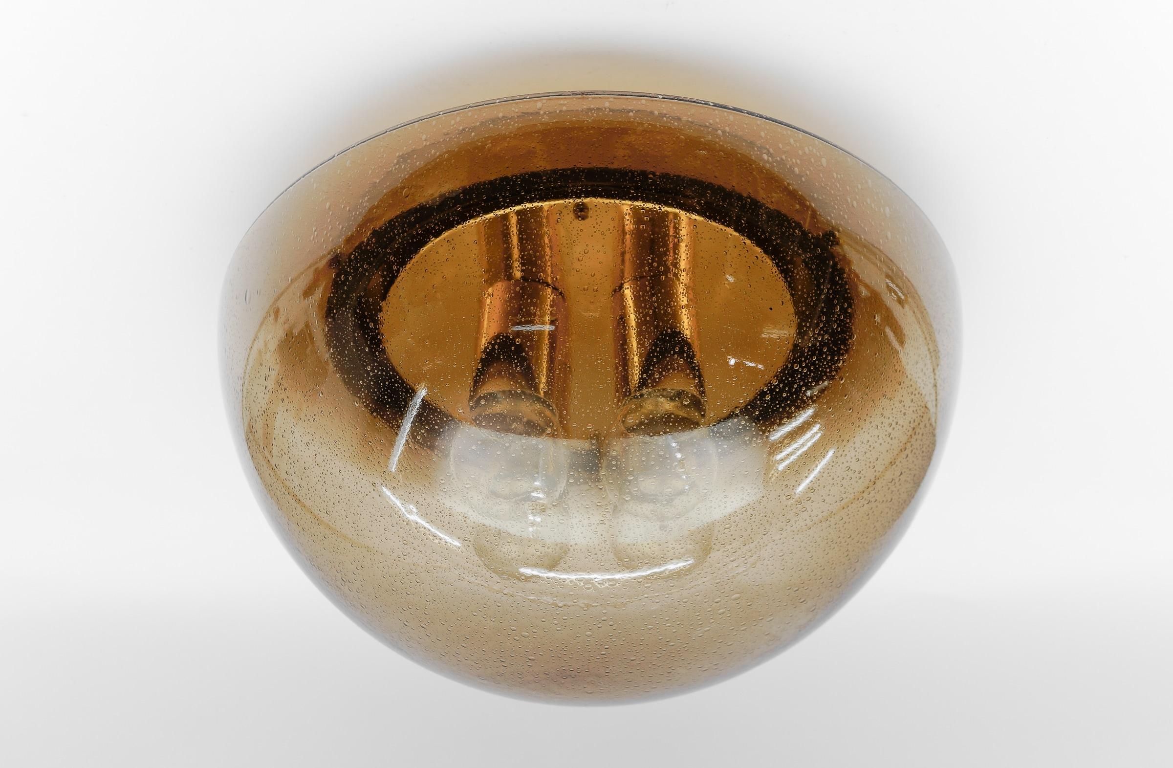 Milieu du XXe siècle 1. de 2 plafonniers en laiton et verre fumé de Limburg, Allemagne, années 1960 en vente