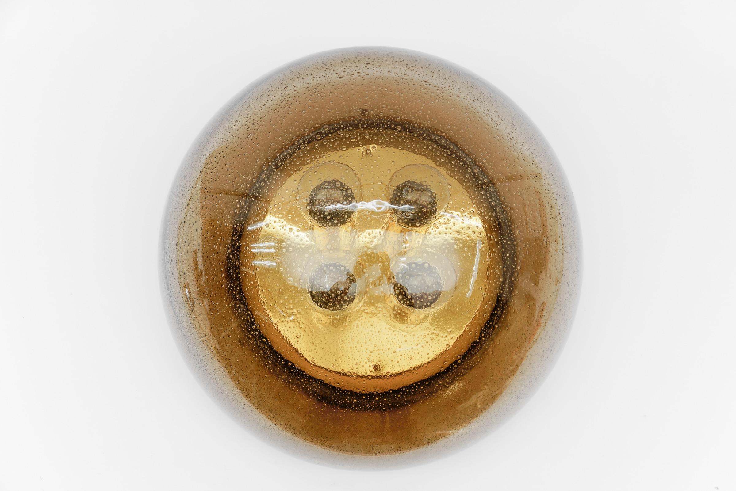 1. de 2 plafonniers en laiton et verre fumé de Limburg, Allemagne, années 1960 en vente 1