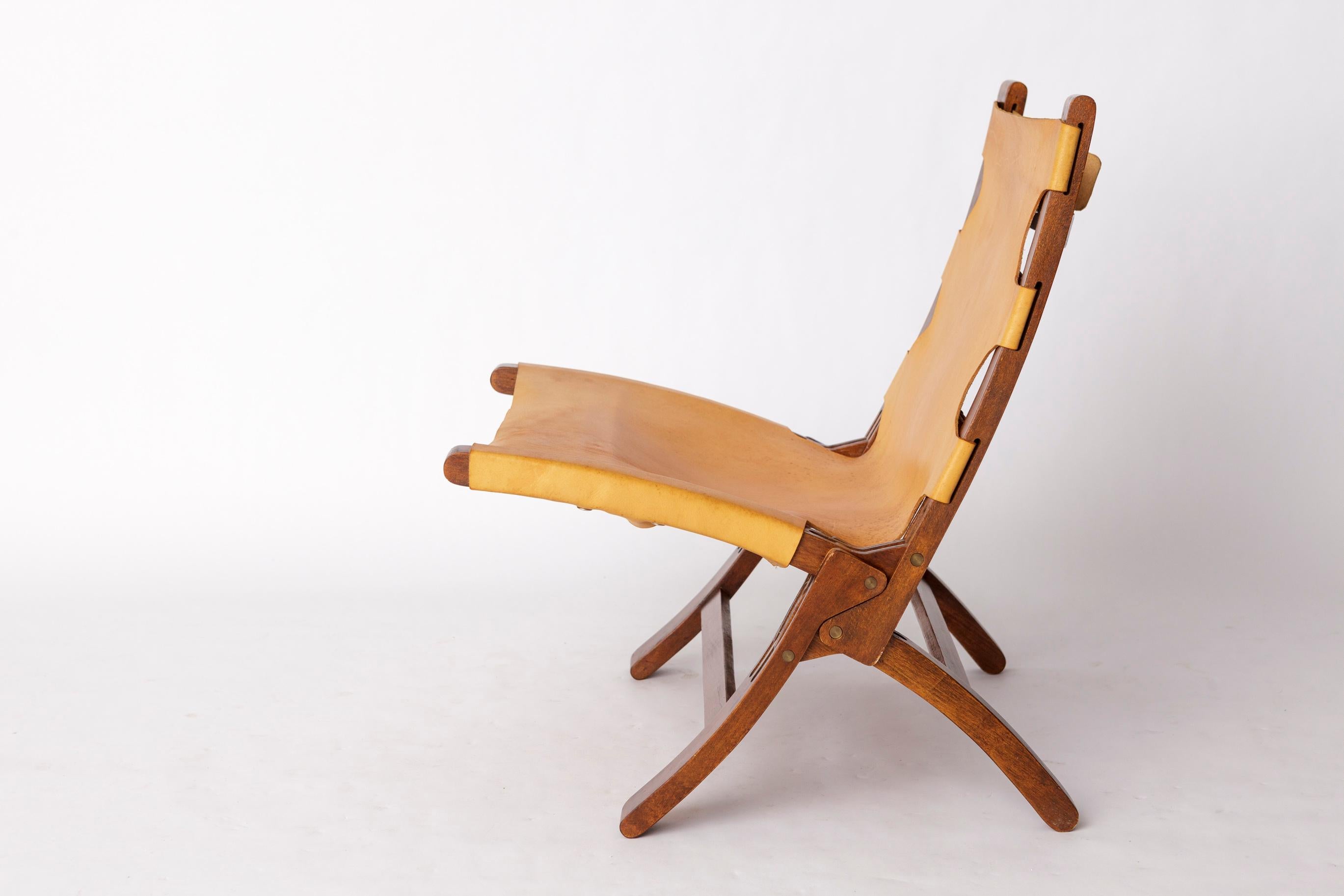 1 de 2 Sillas plegables Børge Mogensen de teca, años 50
El precio indicado es por una silla. Dos disponibles.

Una rara silla plegable de mediados de siglo diseñada por el célebre diseñador danés Børge Mogensen en la década de 1950.
Fabricado en