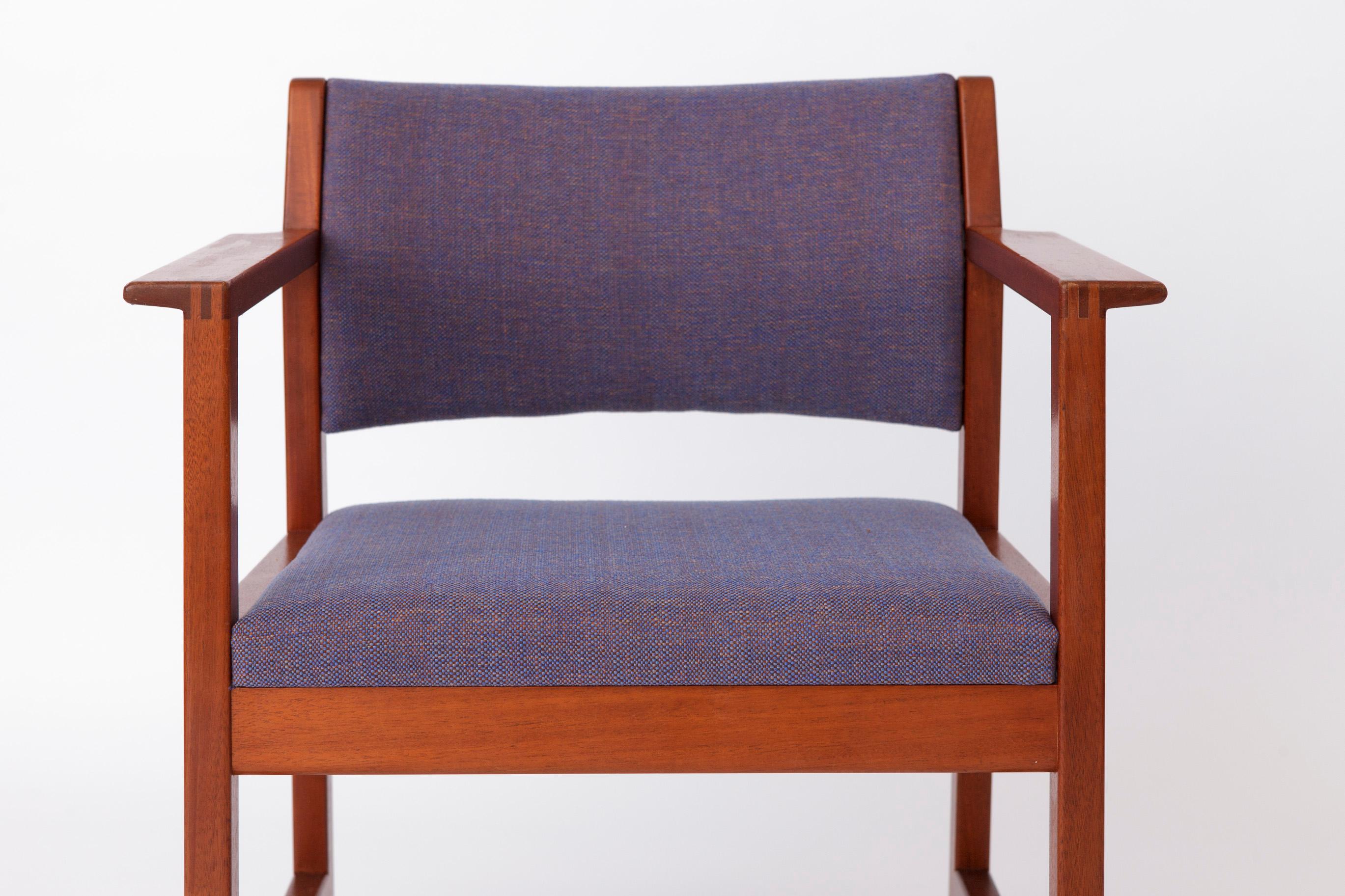 Sillón vintage del diseñador danés Børge Mogensen para Fredericia

Este sillón Modelo BM73 de la década de 1960, diseñado por Børge Mogensen para Fredericia, tiene un armazón de teca estable que ha sido restaurado y aceitado. Los cojines del asiento