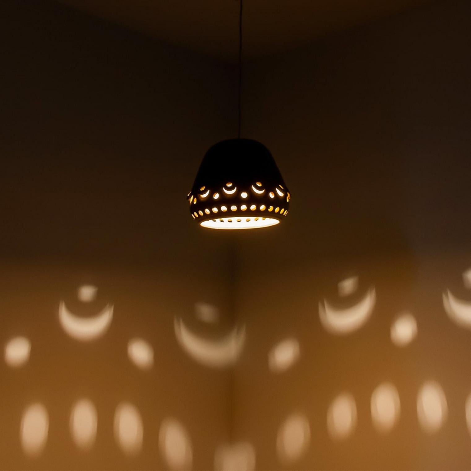1 of 2 Ciondolo in ceramica marrone beige, Danimarca, 1970 in vendita 4