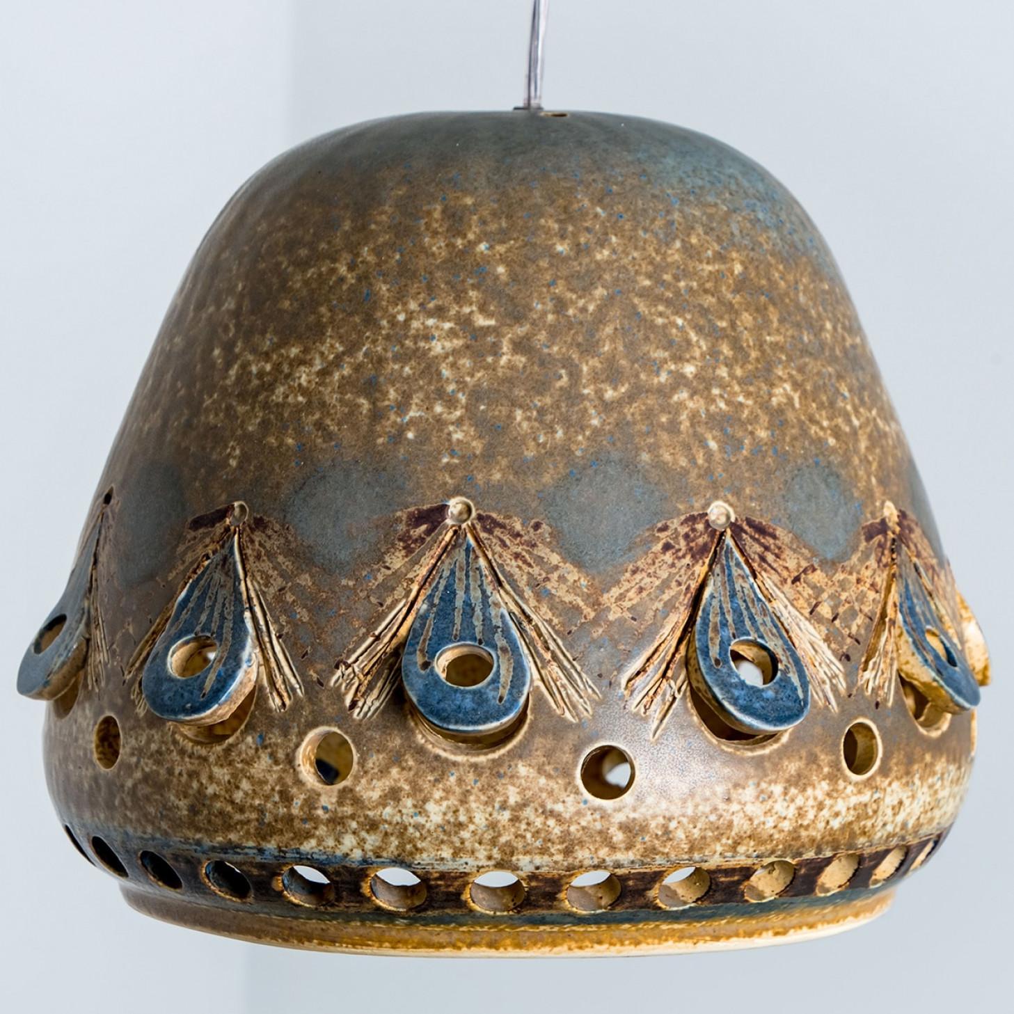 Superbe lampe suspendue ronde de forme inhabituelle, fabriquée dans les années 1970 au Danemark avec des céramiques de couleur riche marron et beige.

Dimensions :
Diamètre : 30 cm (11,81