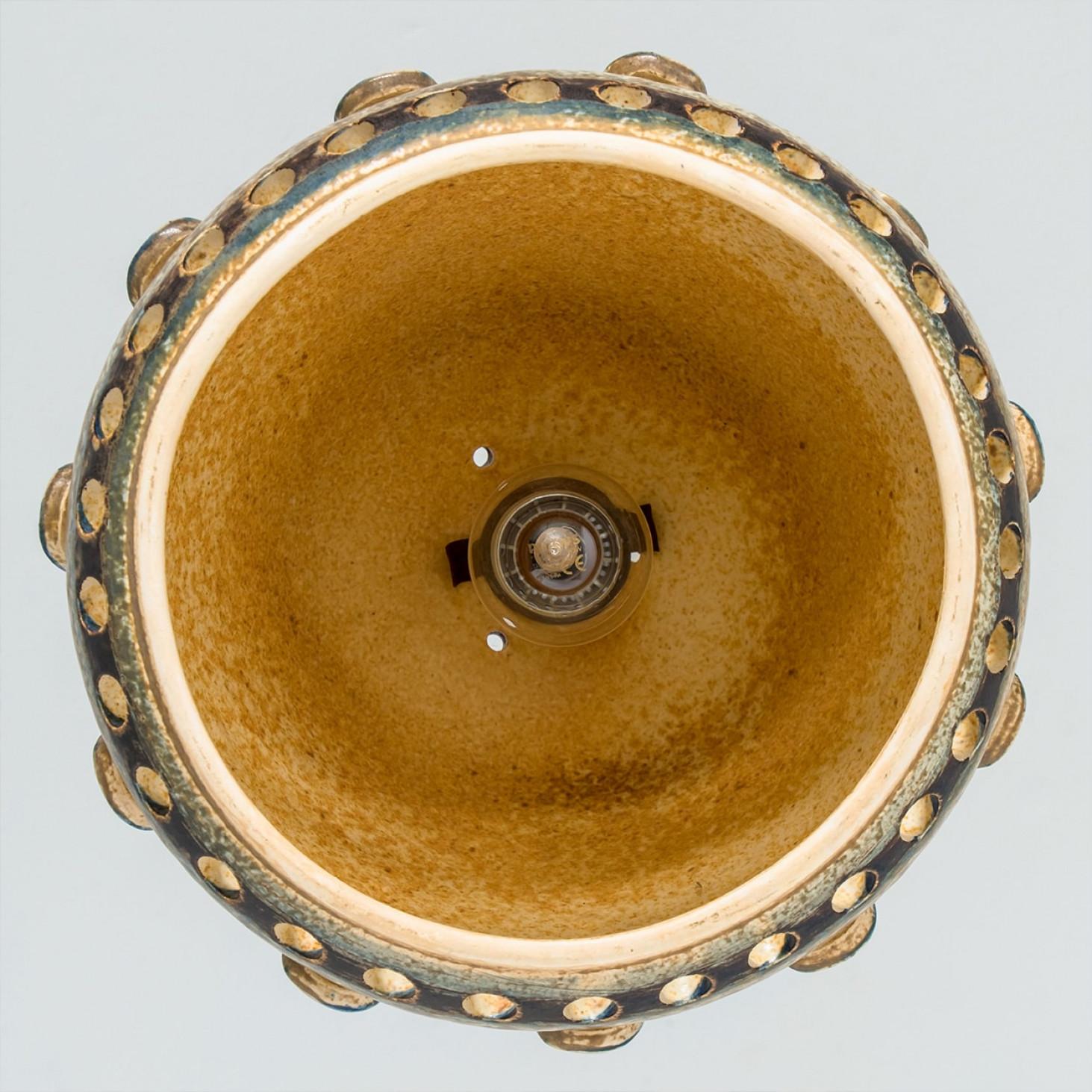 1 de 2 Pendentif en céramique Brown Beige, Danemark, 1970 Bon état - En vente à Rijssen, NL