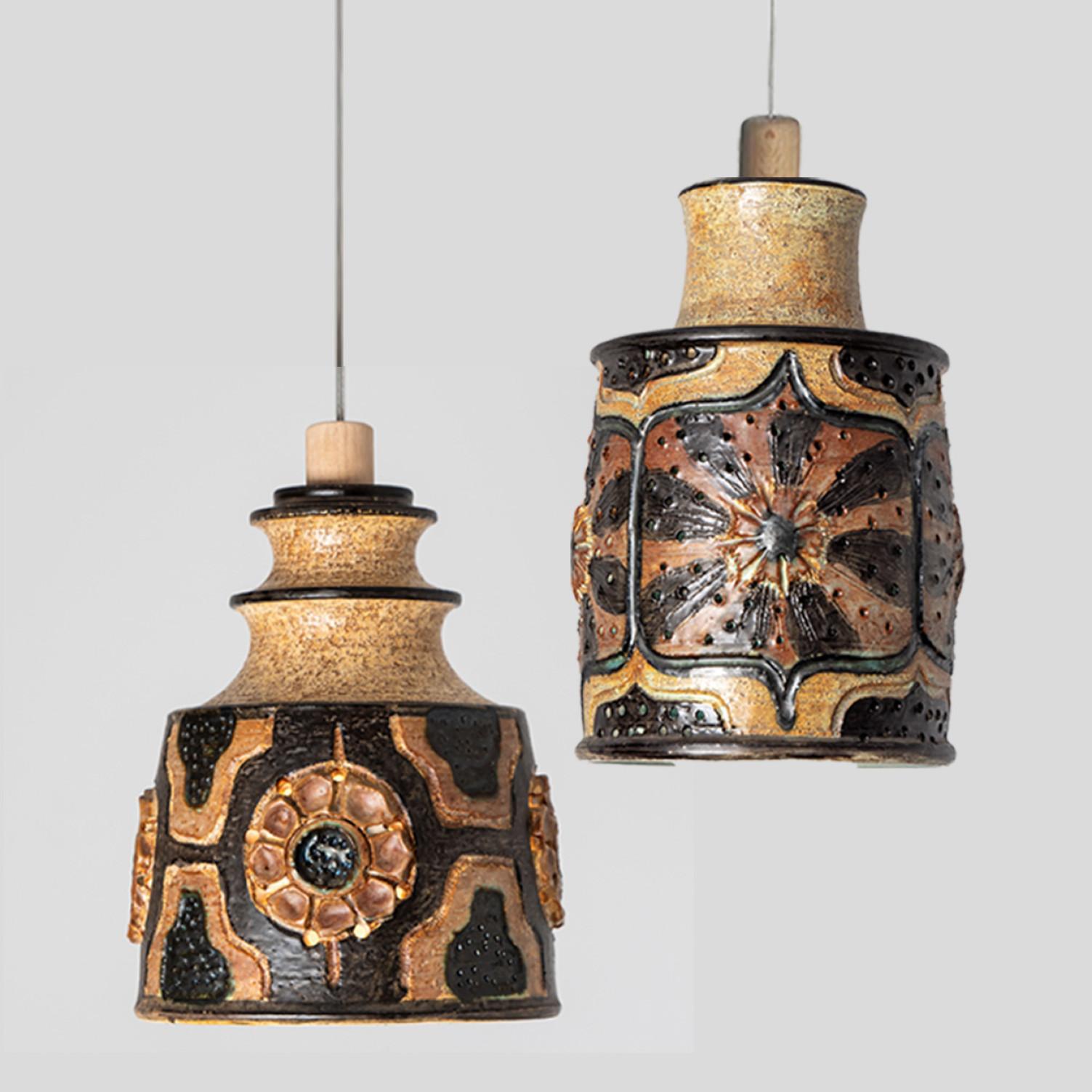 Arrangement ludique d'étonnantes lampes suspendues rondes à la forme inhabituelle, fabriquées dans les années 1970 au Danemark avec de riches céramiques brunes de couleur terra. Nous disposons d'une multitude d'ensembles et de compositions