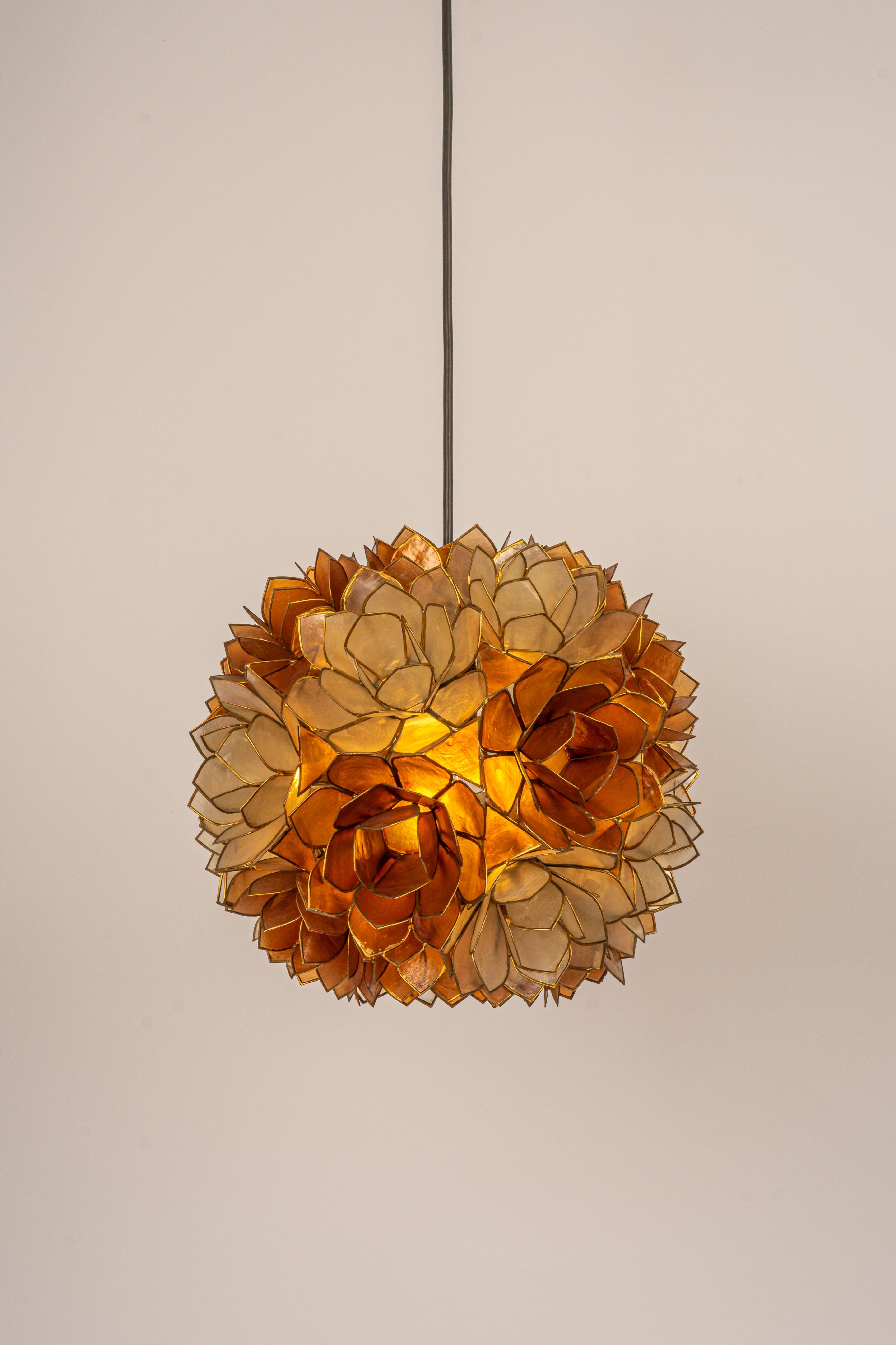 Conchiglia 1 of 2 Capiz Shell Lotus Ball Chandelier Pendant Light Germania, anni '60 in vendita