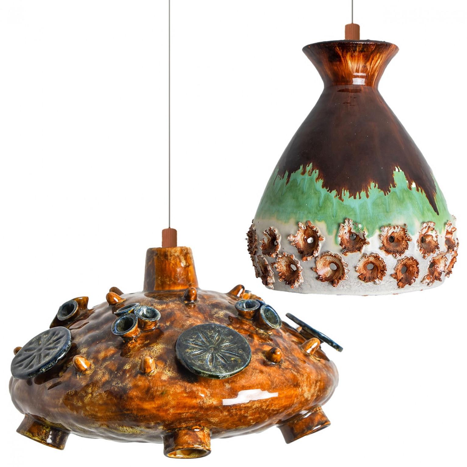 Una disposizione giocosa di splendide lampade a sospensione rotonde dalla forma insolita, realizzate in ceramica blu dai colori intensi, prodotte negli anni '70 in Danimarca. Abbiamo una moltitudine di set di luci e composizioni in ceramica