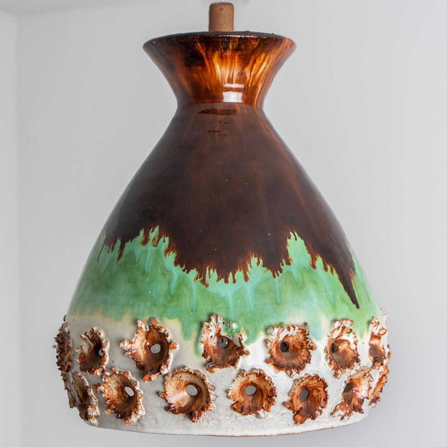 Smaltato 1 di 2 Lampade a sospensione in ceramica, Danimarca, 1970 in vendita