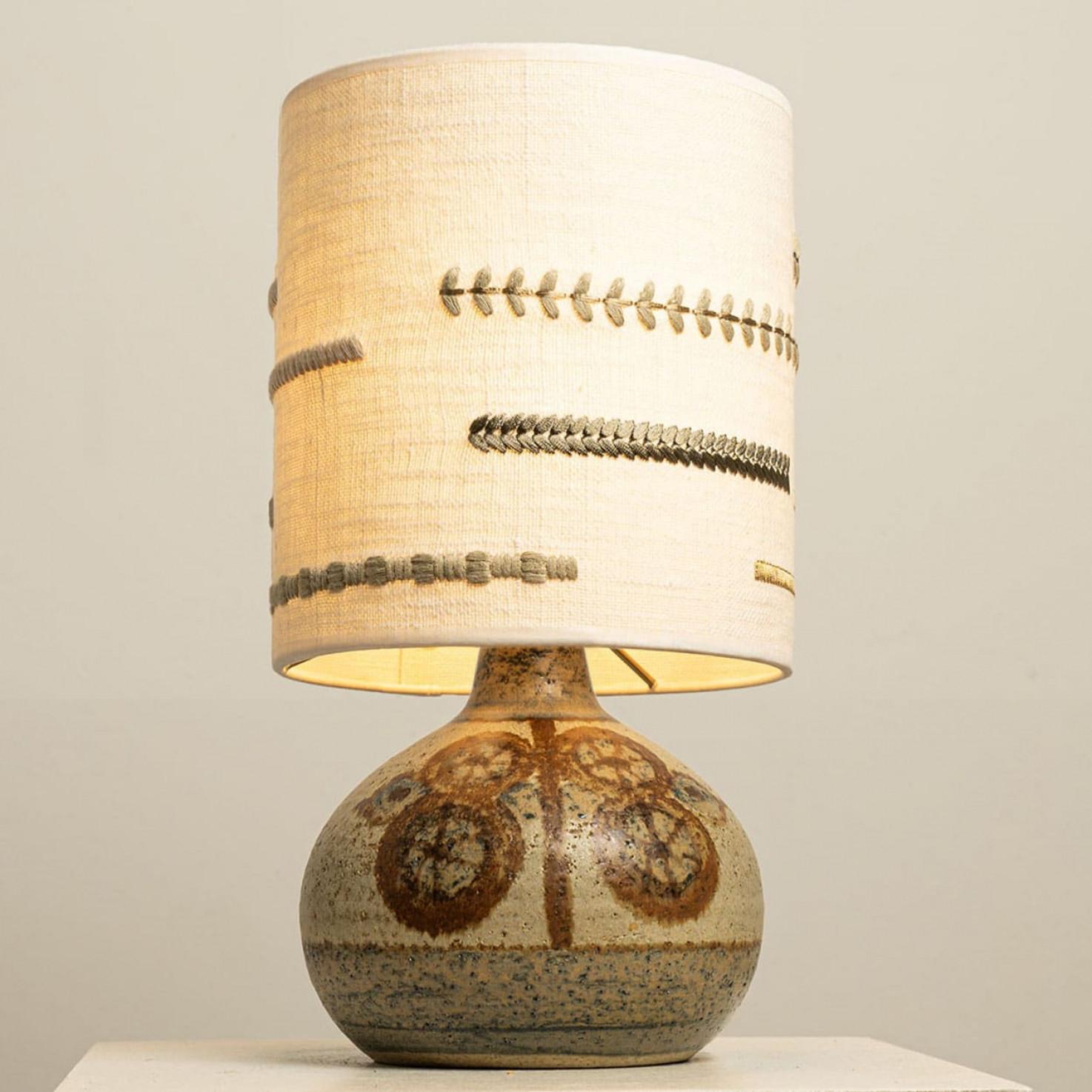 1 de 2 Lampes de table en céramique pour Backhausen avec abat-jour en broderie nouvelle, Danemark en vente 2