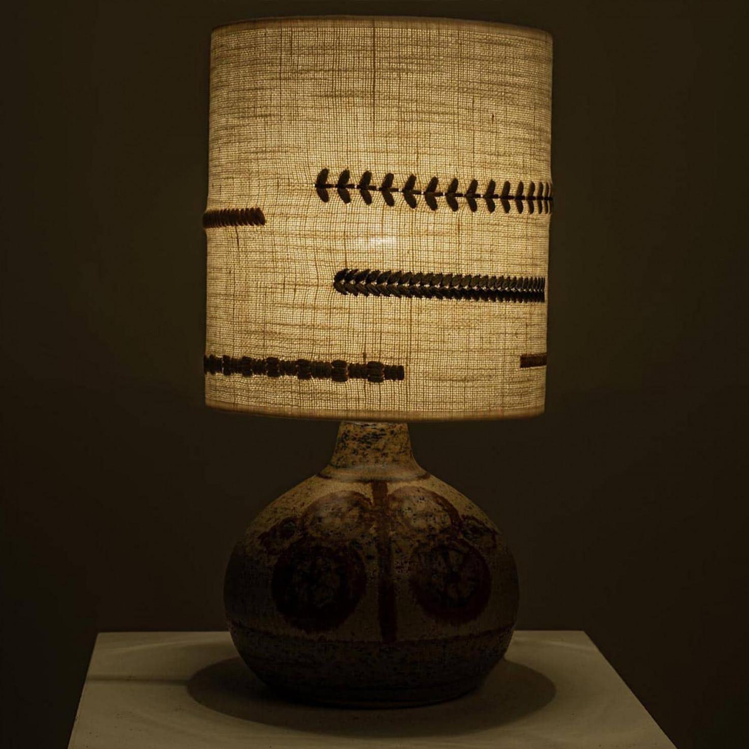 1 di 2 Lampade da tavolo in ceramica per Backhausen con paralume a ricamo, Danimarca in vendita 4
