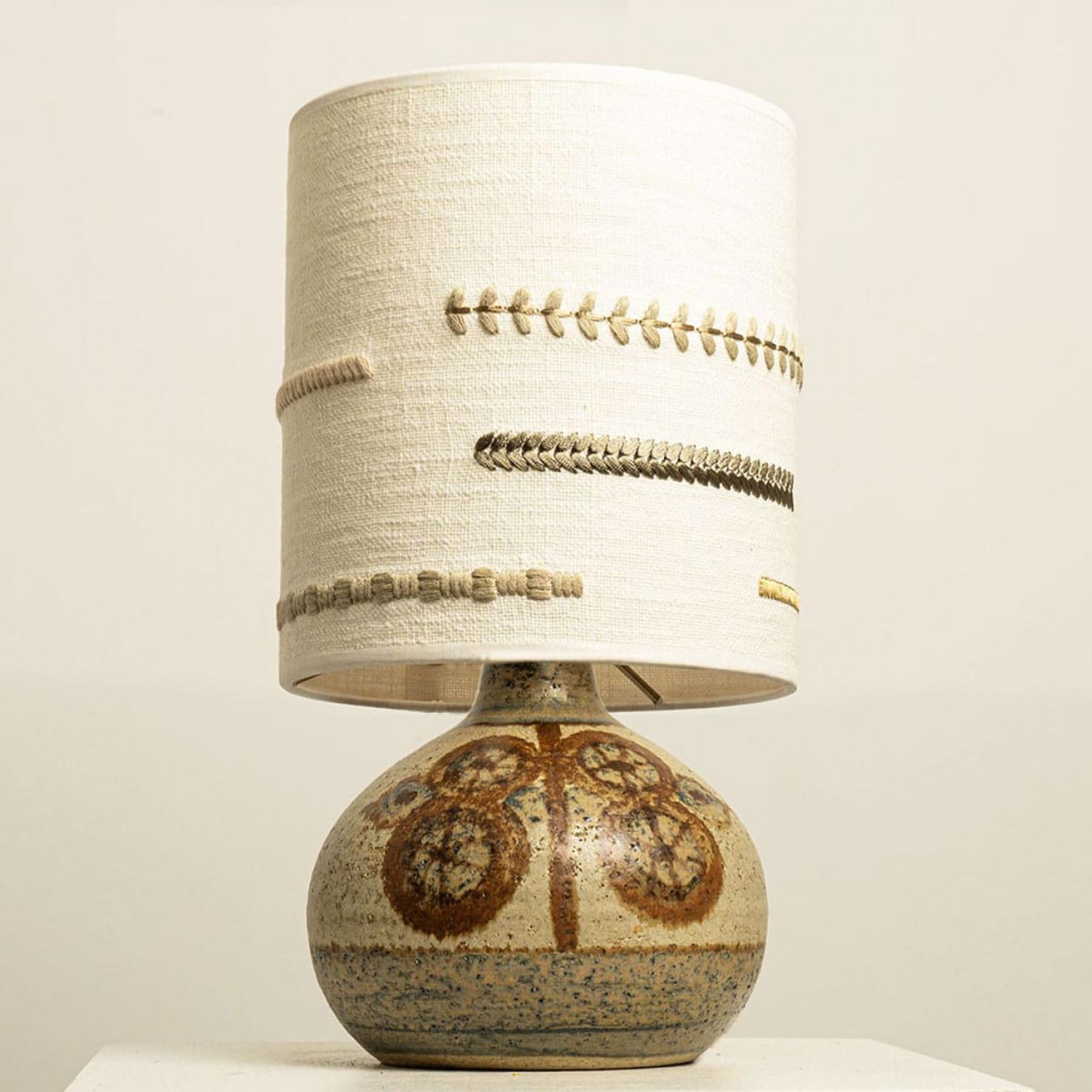 1 de 2 Lámparas de mesa de cerámica para Backhausen con pantalla de bordado nuevo, Dinamarca en venta 6