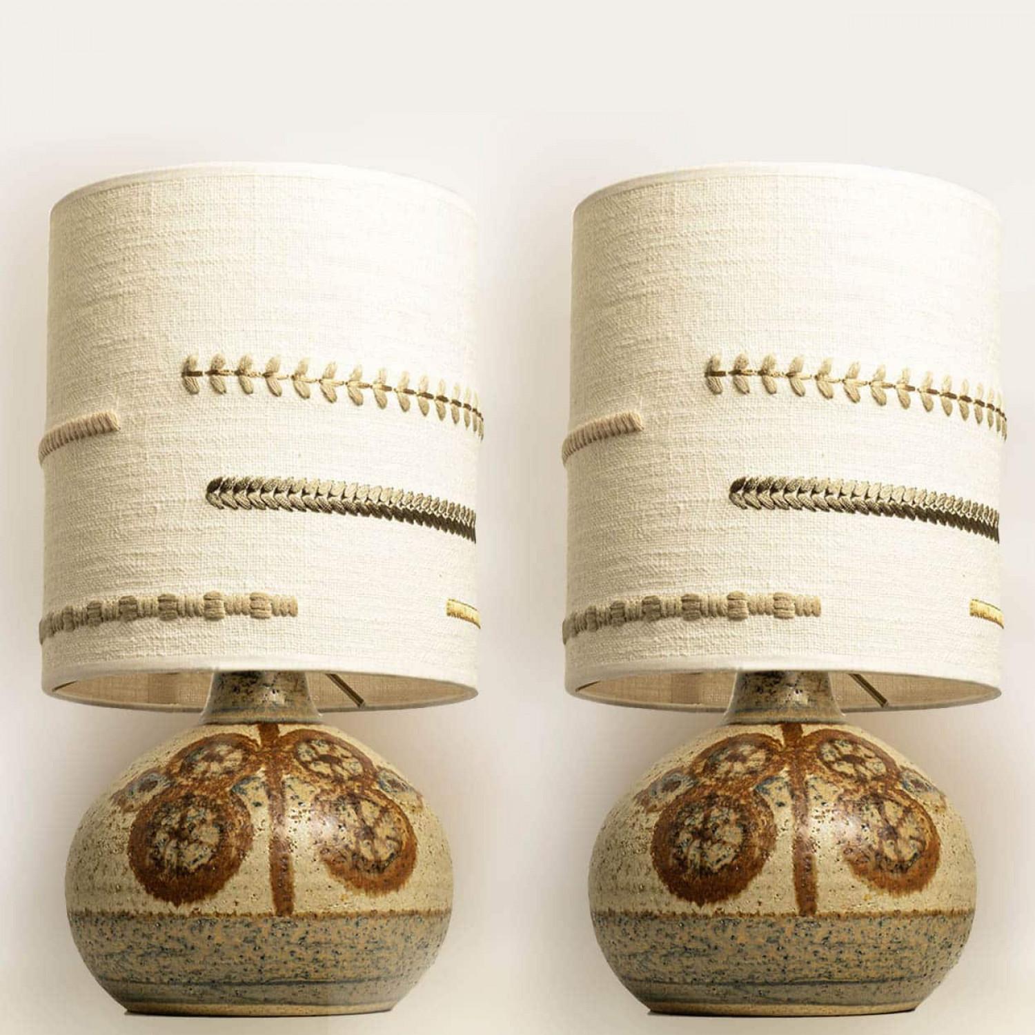 1 de las 2 preciosas lámparas de sobremesa de cerámica de Noomi Backhausen para Soholm, Dinamarca, años 60. Combinada con una hermosa pantalla bordada a medida.

La cerámica verde y marrón con la pantalla hecha a medida se complementan muy bien, con