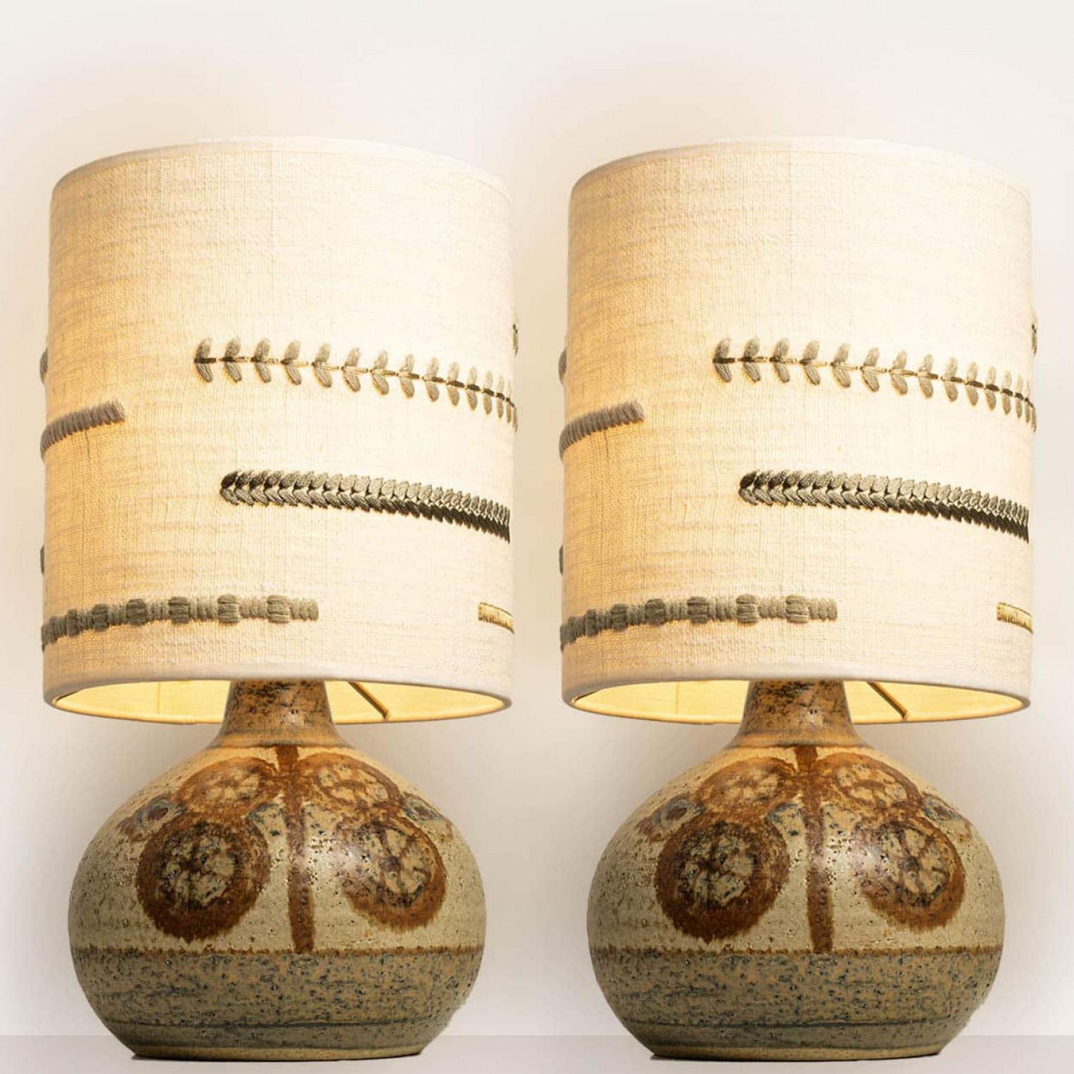 Mid-Century Modern 1 de 2 Lampes de table en céramique pour Backhausen avec abat-jour en broderie nouvelle, Danemark en vente