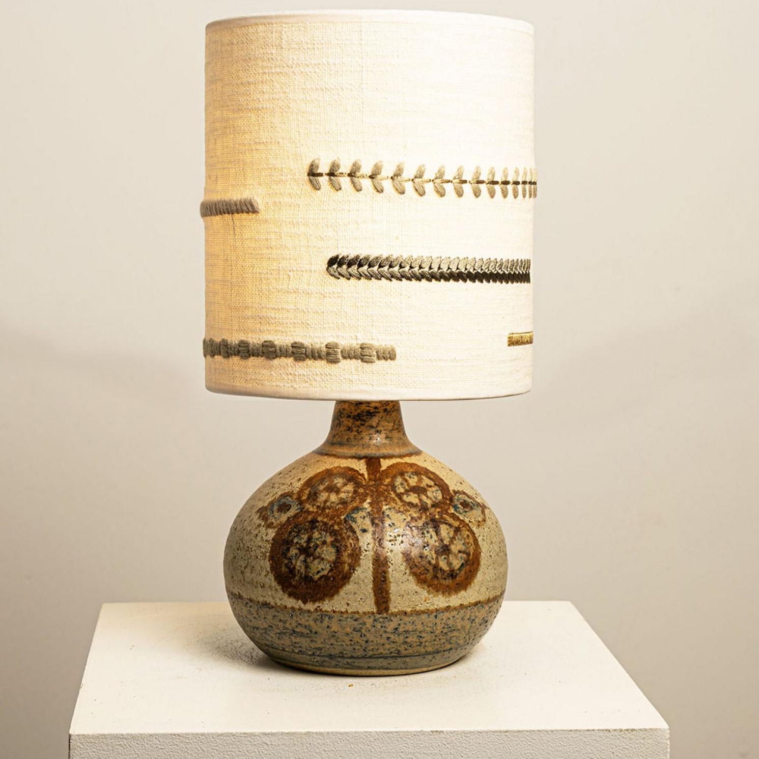 Danese 1 di 2 Lampade da tavolo in ceramica per Backhausen con paralume a ricamo, Danimarca in vendita