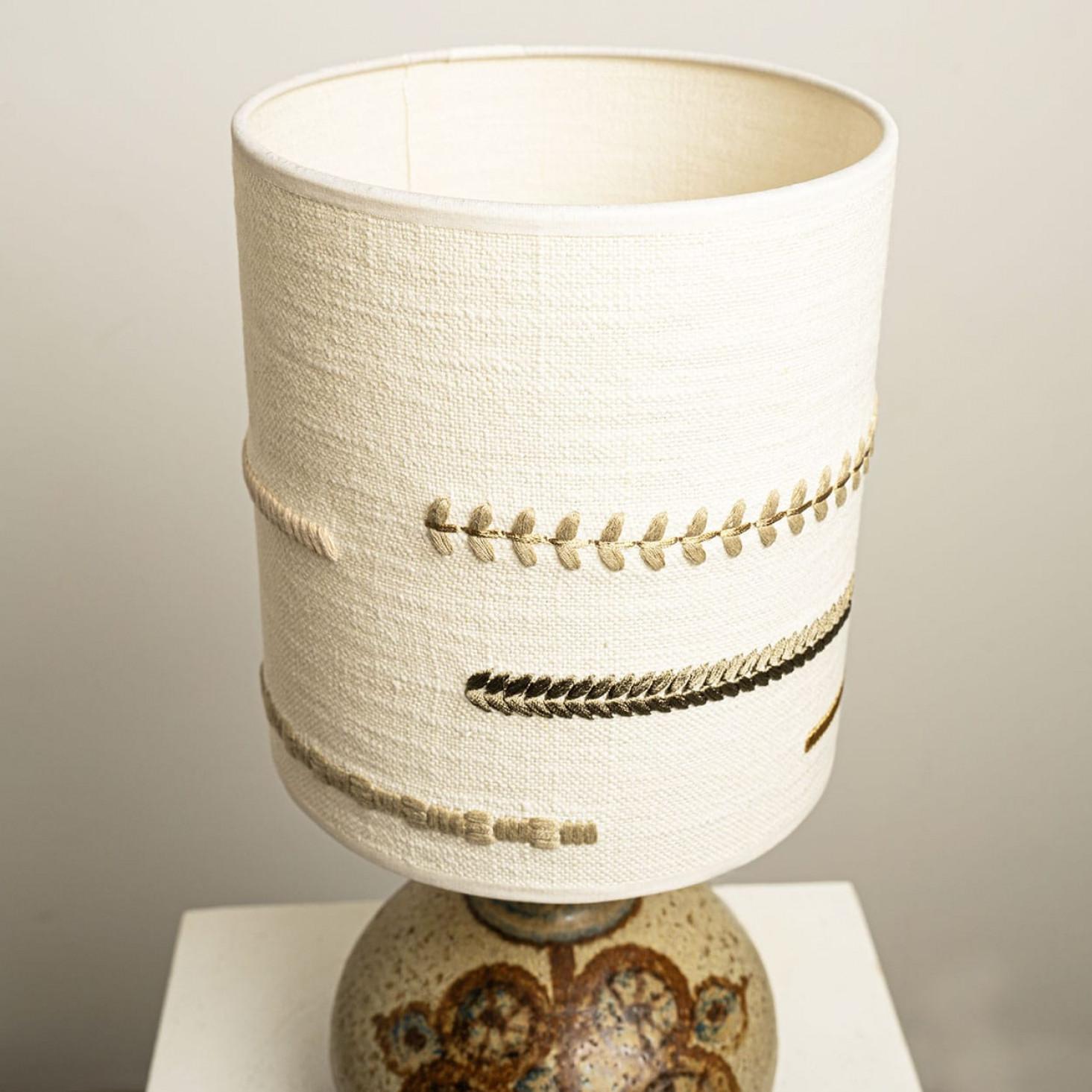 1 de 2 Lampes de table en céramique pour Backhausen avec abat-jour en broderie nouvelle, Danemark Bon état - En vente à Rijssen, NL