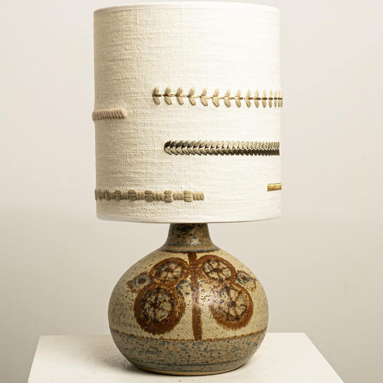 Céramique 1 de 2 Lampes de table en céramique pour Backhausen avec abat-jour en broderie nouvelle, Danemark en vente