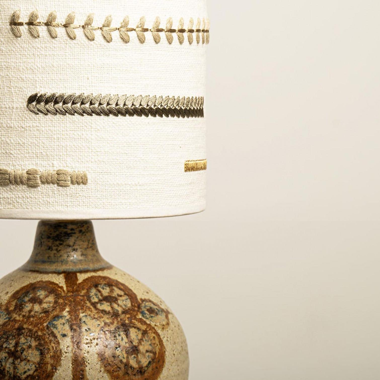 1 de 2 Lámparas de mesa de cerámica para Backhausen con pantalla de bordado nuevo, Dinamarca en venta 1