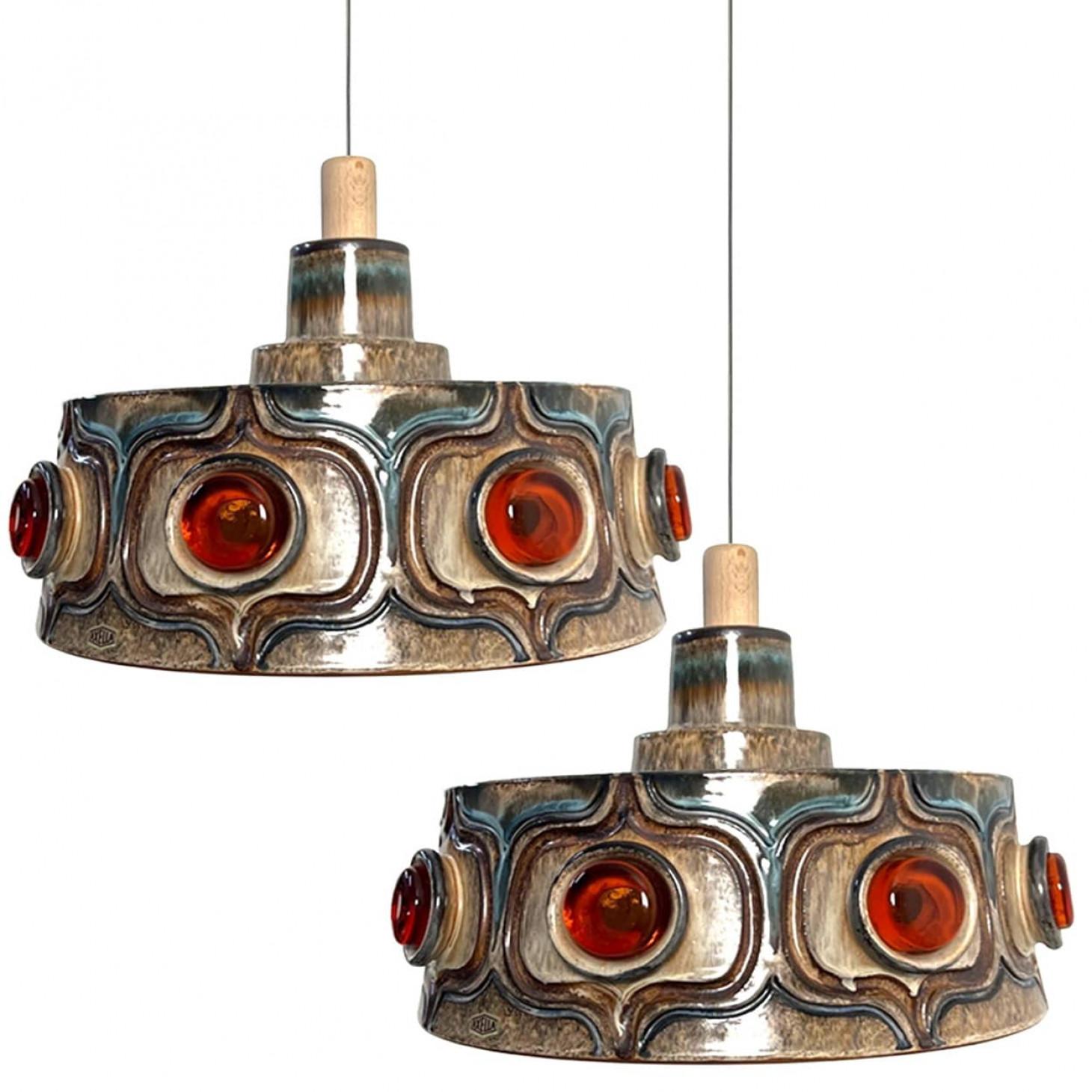 Juguetona disposición de impresionantes lámparas colgantes redondas con una forma inusual, hechas con cerámica marrón de rico color terra, fabricadas en la década de 1970 en Dinamarca. Tenemos multitud de juegos de luces y arreglos de cerámica de