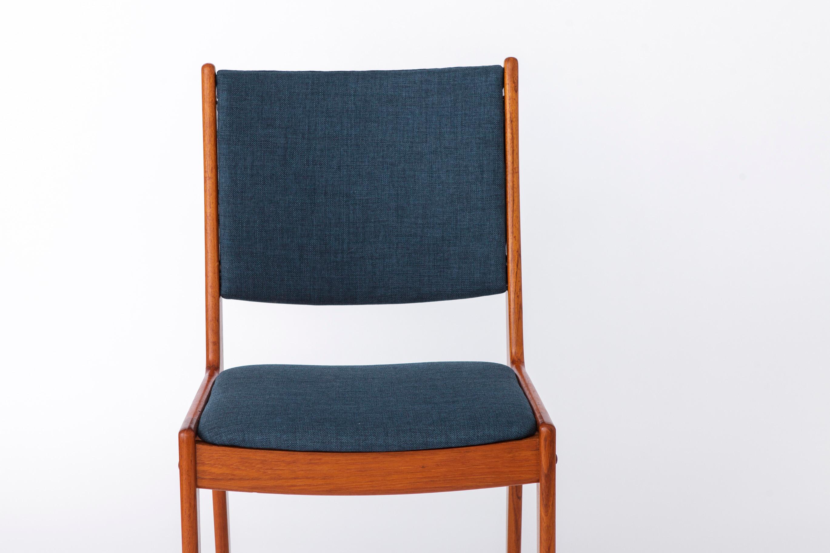 Bella sedia vintage con schienale alto del designer danese Johannes Andersen. 
Produttore: Uldum Møbelfabrik negli anni Sessanta. 
Il prezzo indicato è per 1 sedia. Sono disponibili fino a 8 sedie. 

Robusta struttura in legno di teak. Rinnovato e