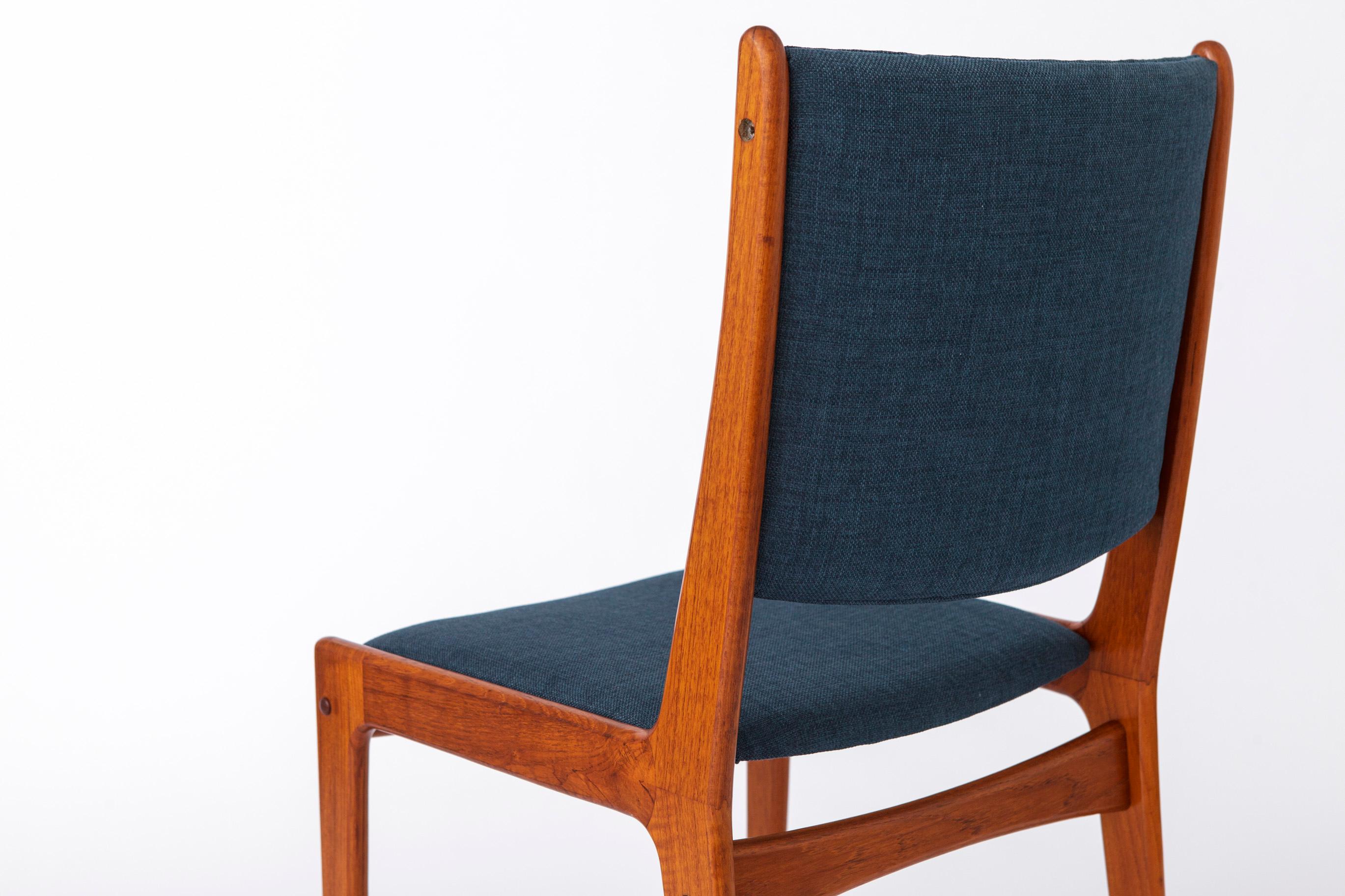 Metà XX secolo 1 di 8 Sedie danesi in legno di teak di Johannes Andersen Uldum Møbelfabrik anni '60 in vendita
