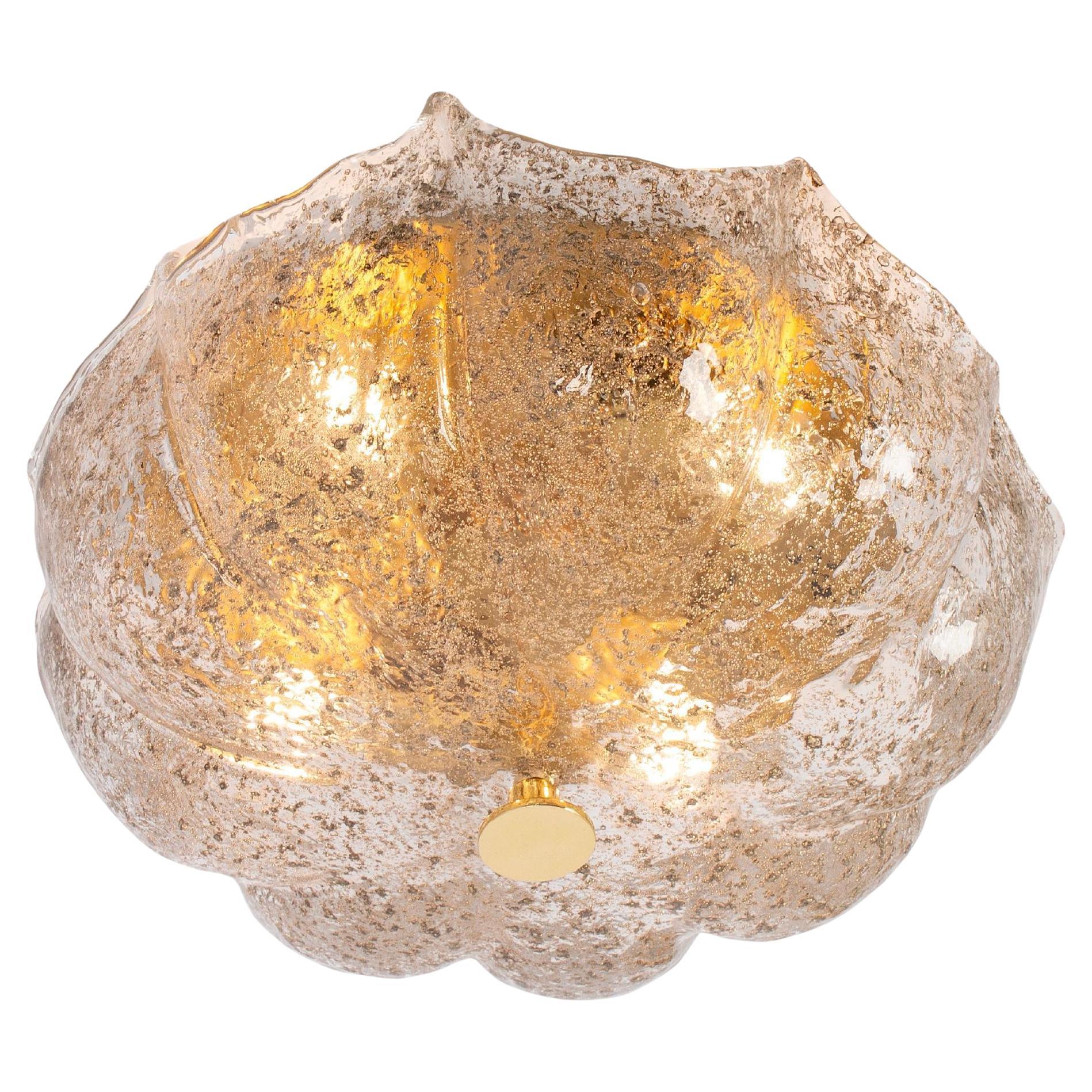 Une merveilleuse boîte d'encastrement ronde en verre de Murano fabriquée par Kaiser Leuchten en Allemagne dans les années 1970.
Fixation en verre épais texturé de Murano sur une base en métal de couleur or avec un support en laiton.

De haute