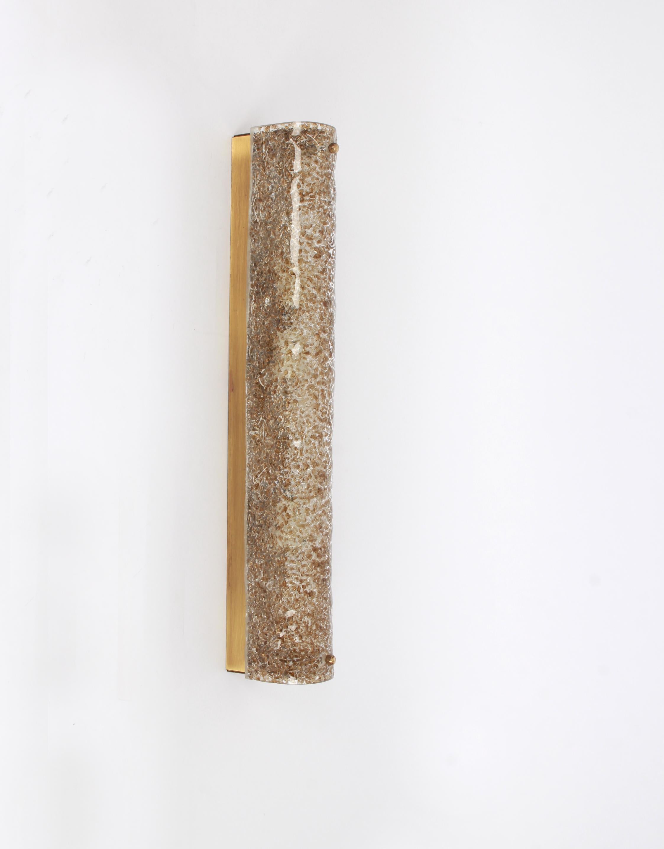 1 de 2  Apliques de cristal de Murano texturado fabricados por Hillebrand Leuchten, Alemania, hacia 1970-1979.

Alta calidad y en muy buen estado.

El maravilloso accesorio de cristal en tono oscuro sobre una base de latón en tono oscuro requiere 3