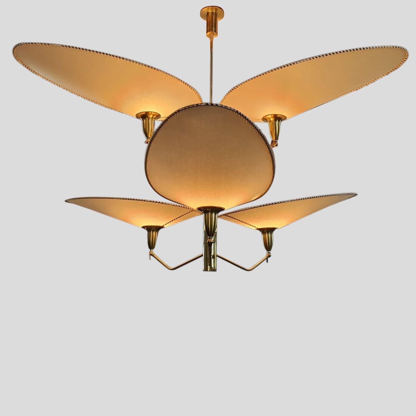 Un très beau plafonnier sur mesure intitulé 