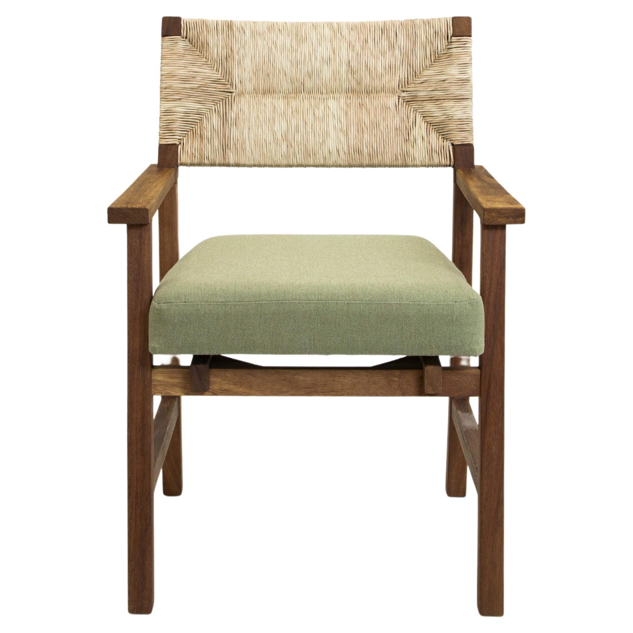 Dieses klassische Design hat einen modernen Anstrich, ohne die handgefertigten Details der geflochtenen Rückseite aus Natural Palm zu überdecken, die es so einzigartig machen. Der Lago Esszimmerstuhl ist aus massivem Huanacaxtle, einem tropischen