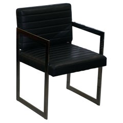 1 des 2 fauteuils de bureau Eichholtz en cuir noir et chrome