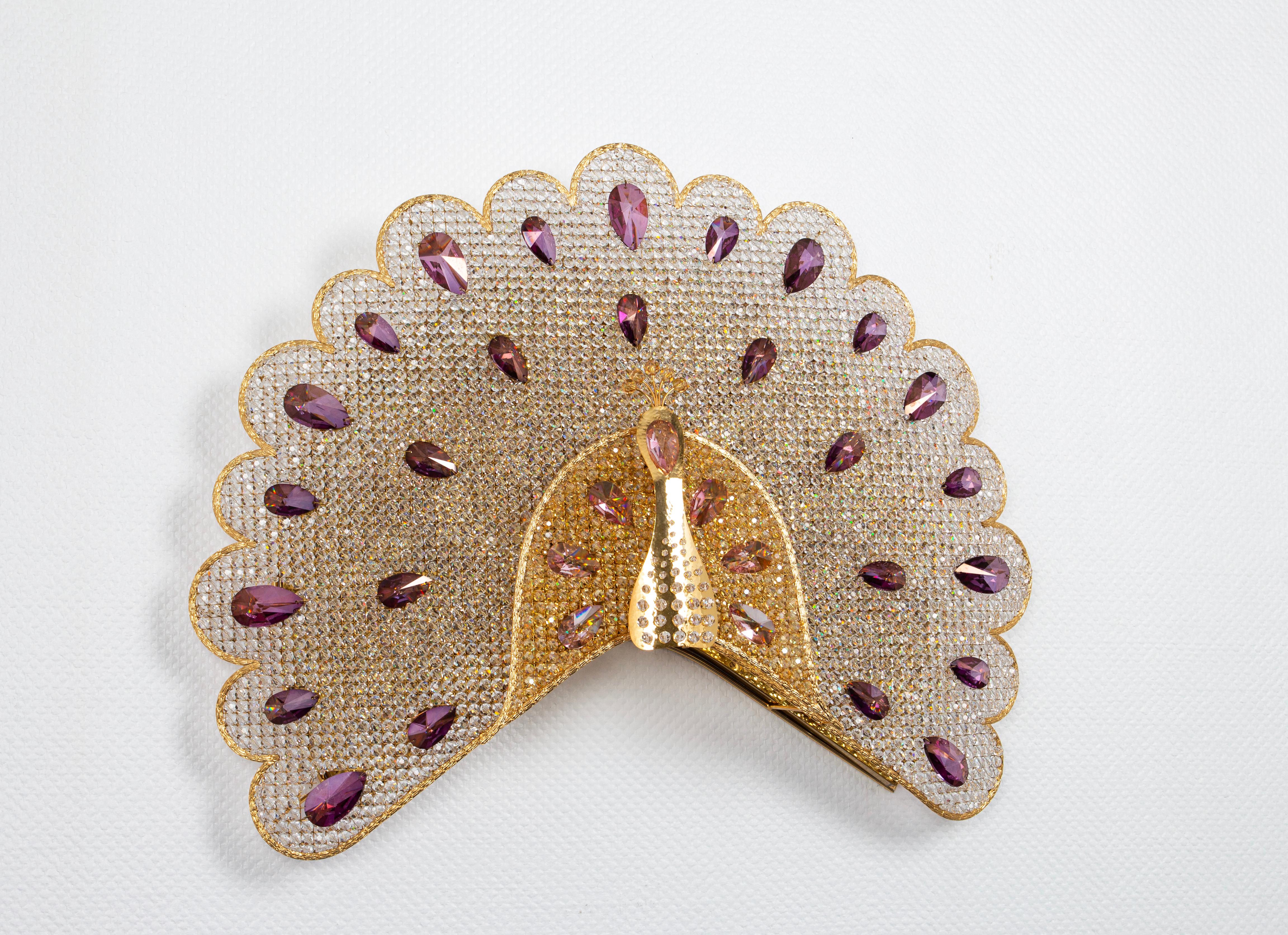 Une superbe grande applique dorée, fabriquée par Palwa, Allemagne, vers 1960-1969. Des centaines de verres en cristal sur une monture en laiton doré.
Le meilleur des années 1960 en Allemagne.
Pièce étonnante et rare.

L'applique nécessite 20