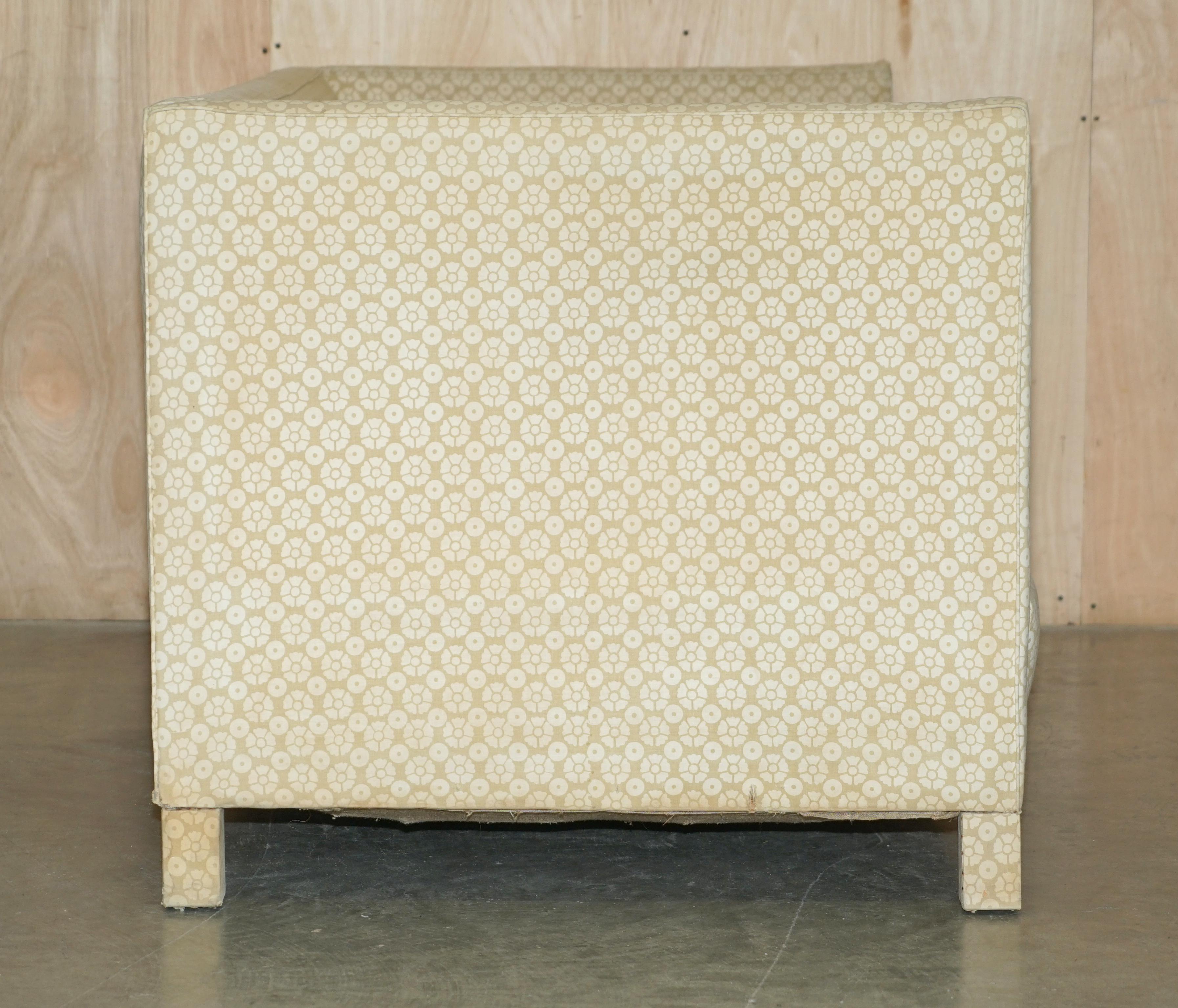 1 DE 2 FINE & IMPORTANTE CIRCA 1969 DAVID HICKS SOFAS ORIGINAL TICKING FABRIC en vente 7