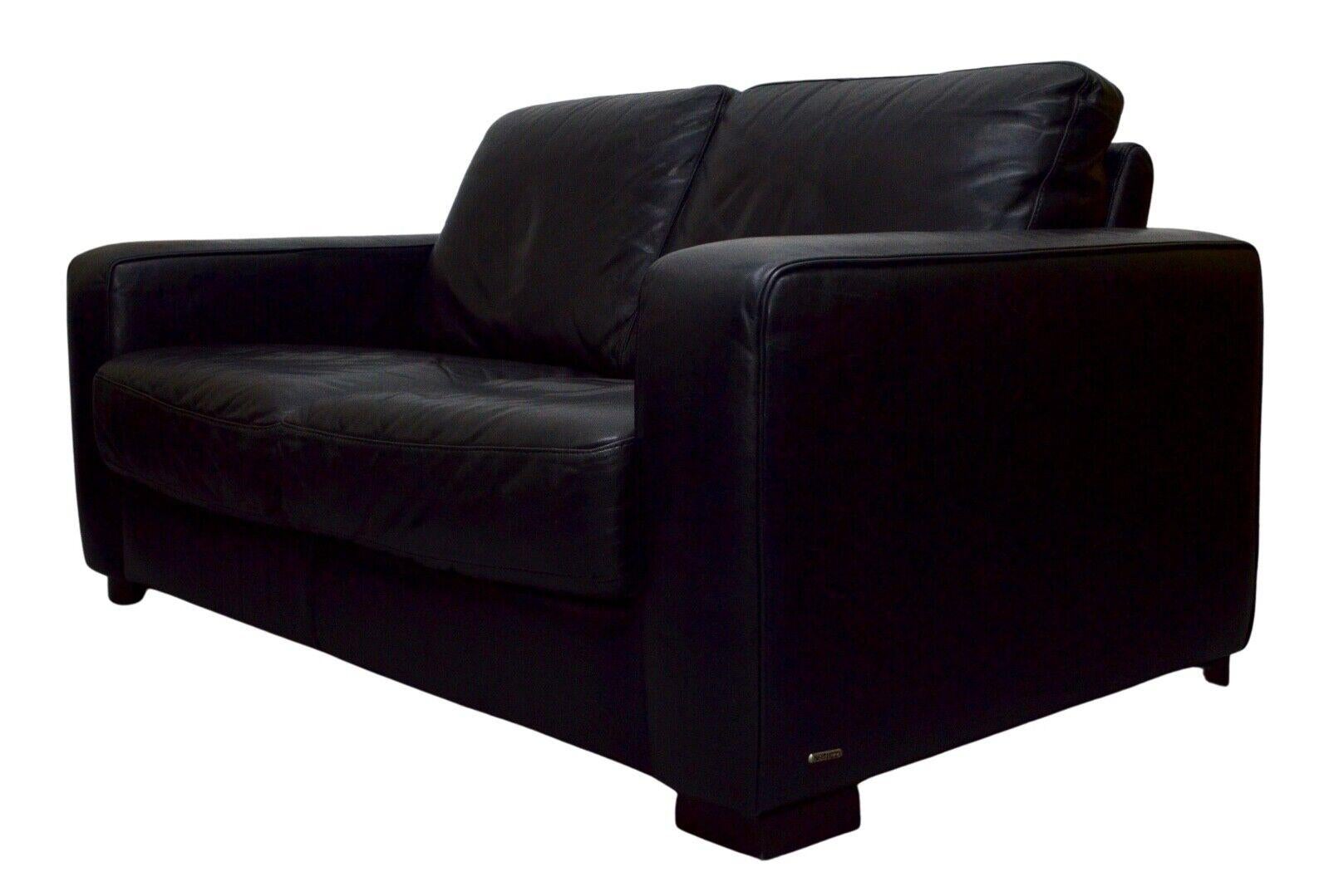 Wir freuen uns, dieses moderne Natuzzi Zweisitzer-Sofa aus schwarzem Leder zum Verkauf anbieten zu können. Dieses kompakte Sofa mit seinen stilvollen Details ist auch für kleine Wohnungen ideal. Er ist aus hochwertigem italienischem Vollnarbenleder